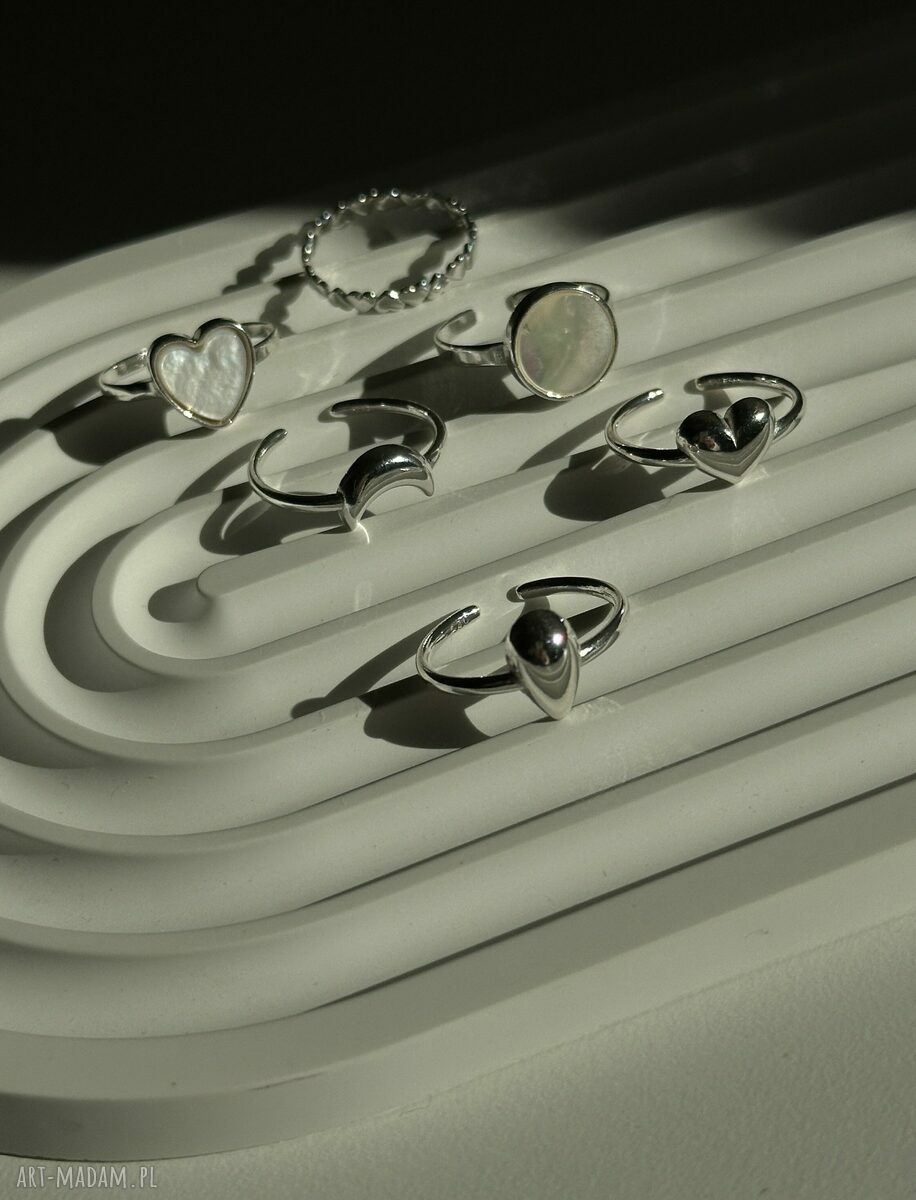 pierścionki: Srebrny pierścionek z perłowym kołem handmade