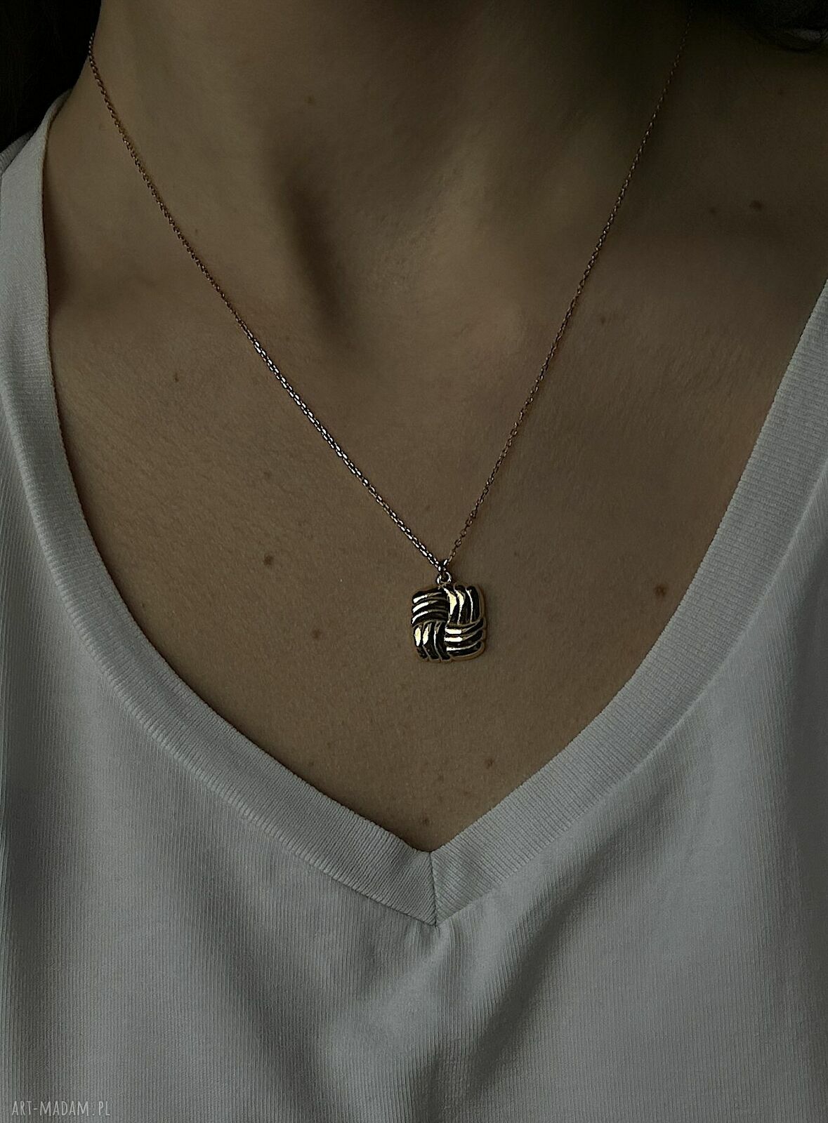 naszyjniki: Złoty naszyjnik z retro kwadratem hand made
