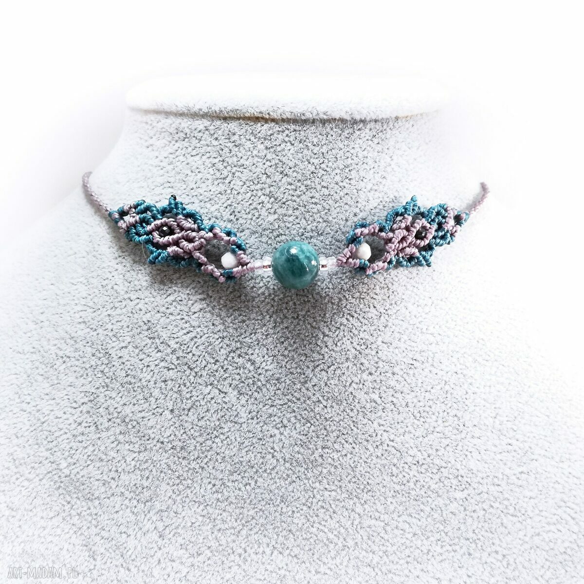Morski gacek z akwamarynem w mikromakramie - choker regulowany