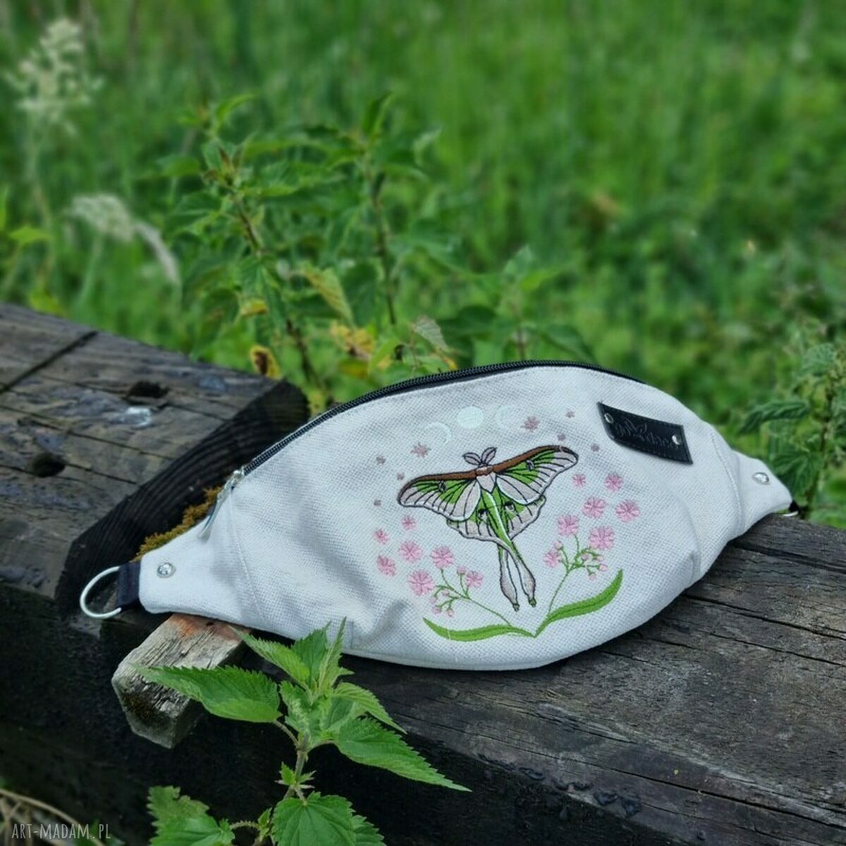 Motyl nerka haftowana L Magiczna - wegańska, pojemna saszetka na biodro