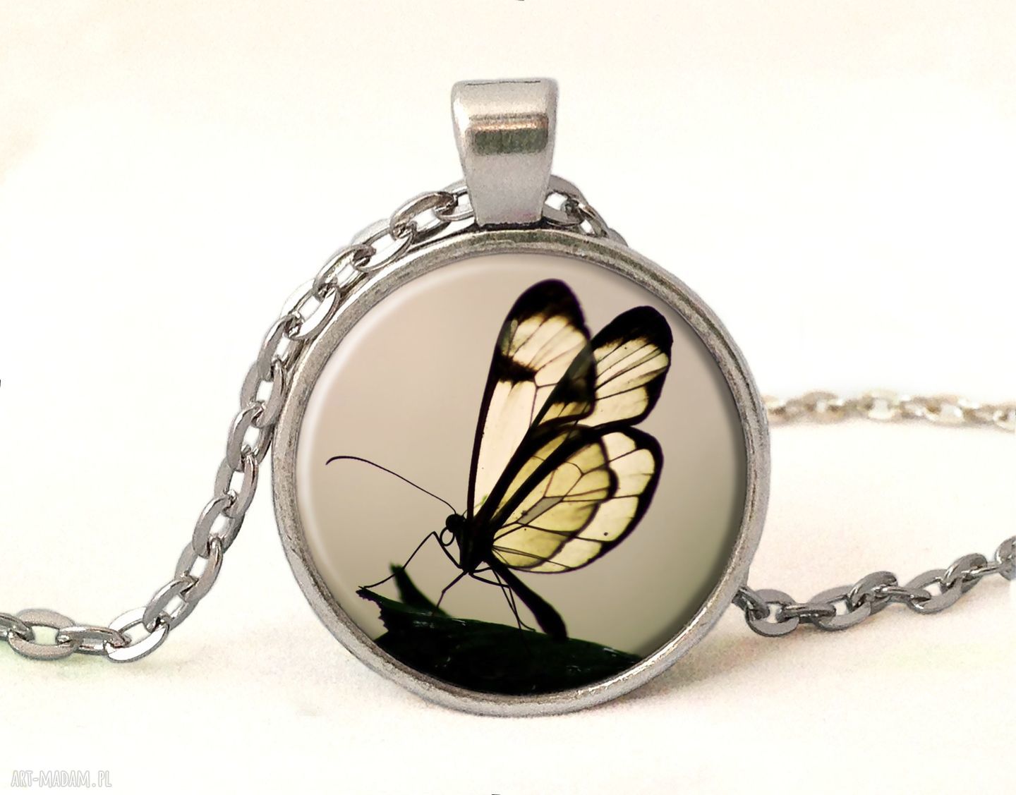 Motyl sepii medalion łańcuszkiem motylem delikatny prezent