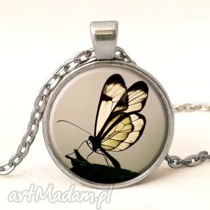 motyl w sepii - medalion z łańcuszkiem