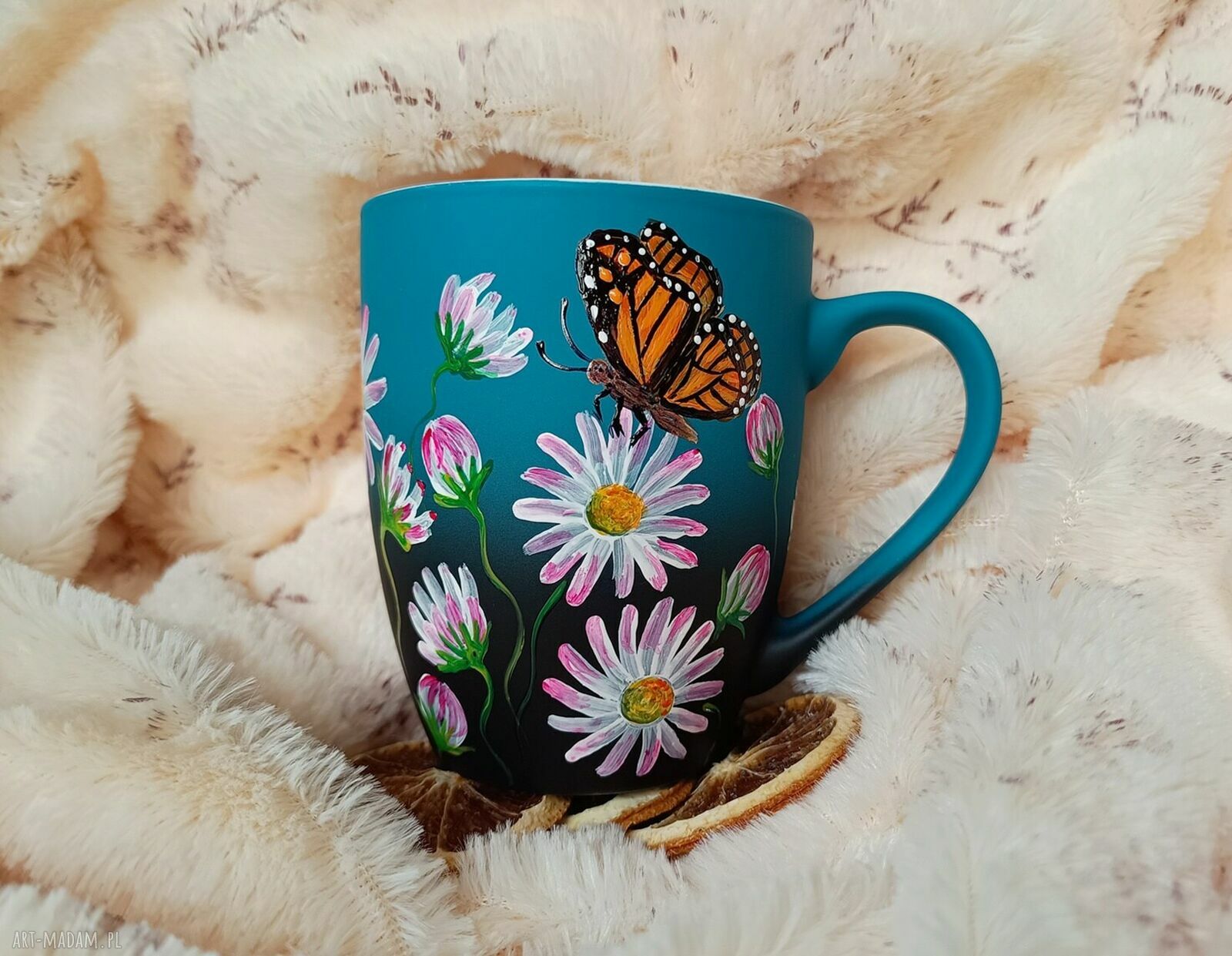 Motyl w stokrotkach - ręcznie malowany kubek porcelanowy 300 ml