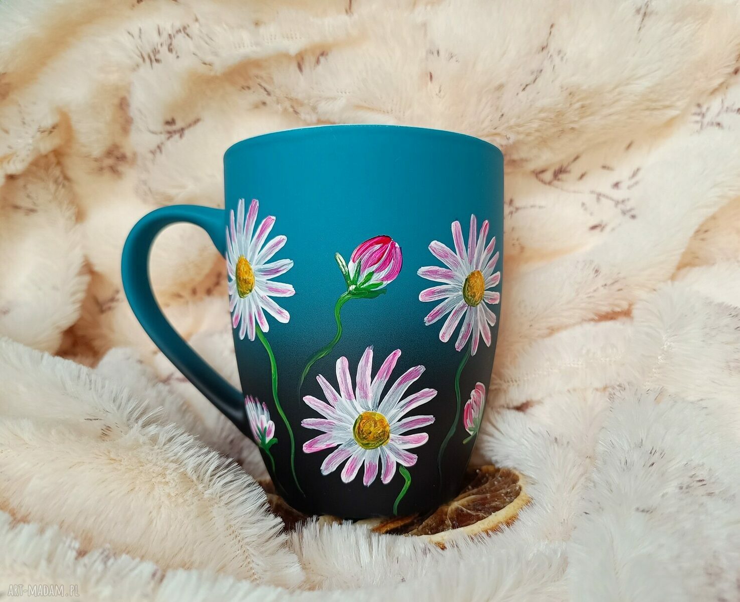 Motyl w stokrotkach - ręcznie malowany kubek porcelanowy 300 ml