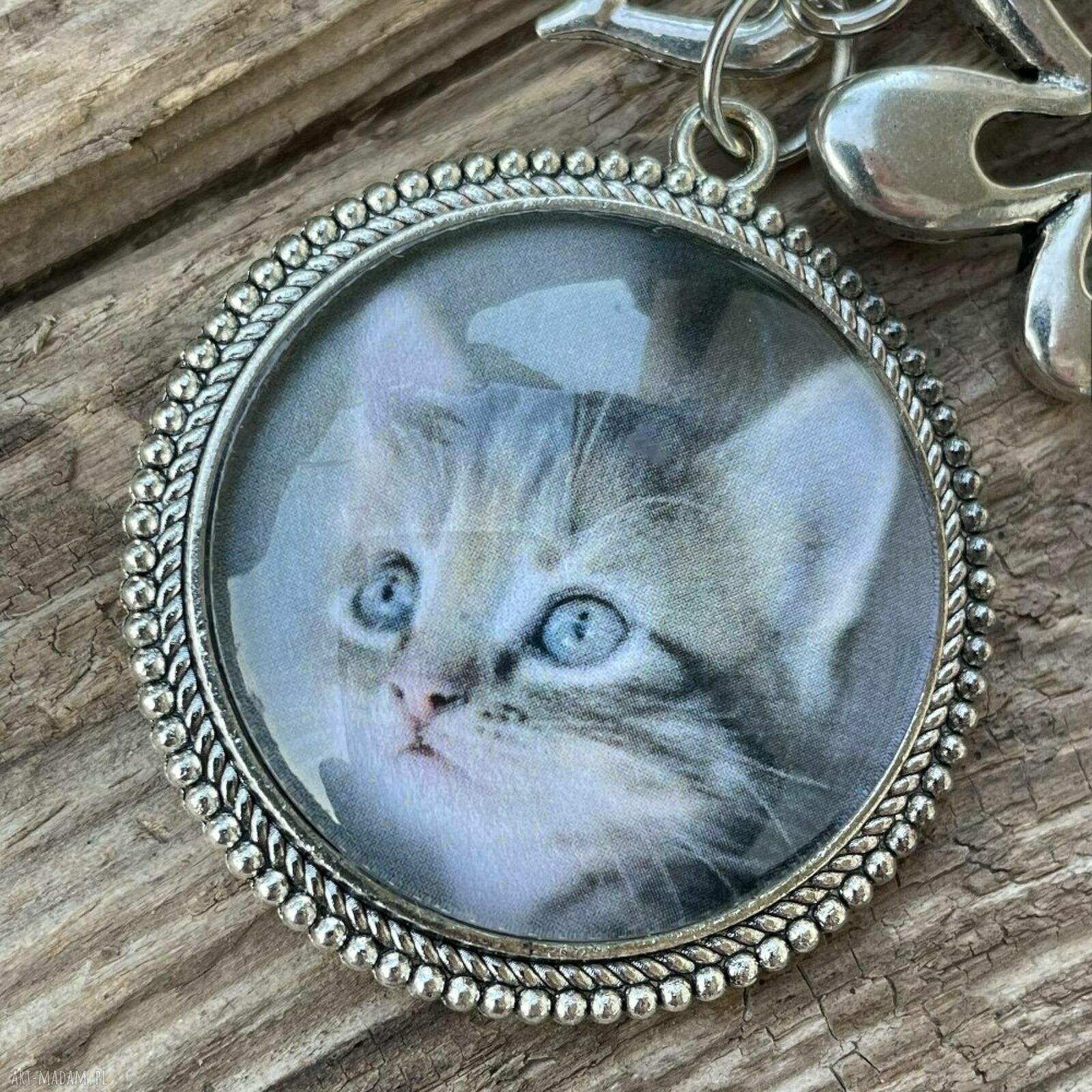 Mruczący amulet na szczęście - brelok do kluczy dla kociary