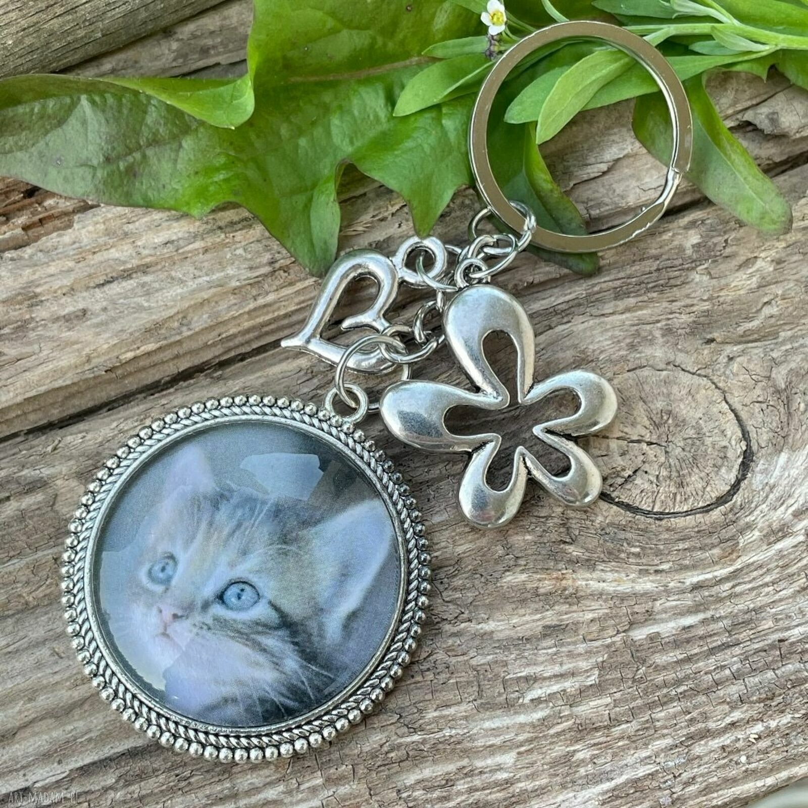 Mruczący amulet na szczęście - brelok do kluczy dla kociary