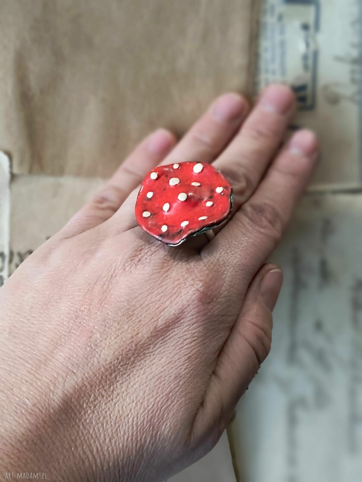 Pierścionek muchomor z ceramiki - regulowana obrączka z ceramicznym grzybkiem