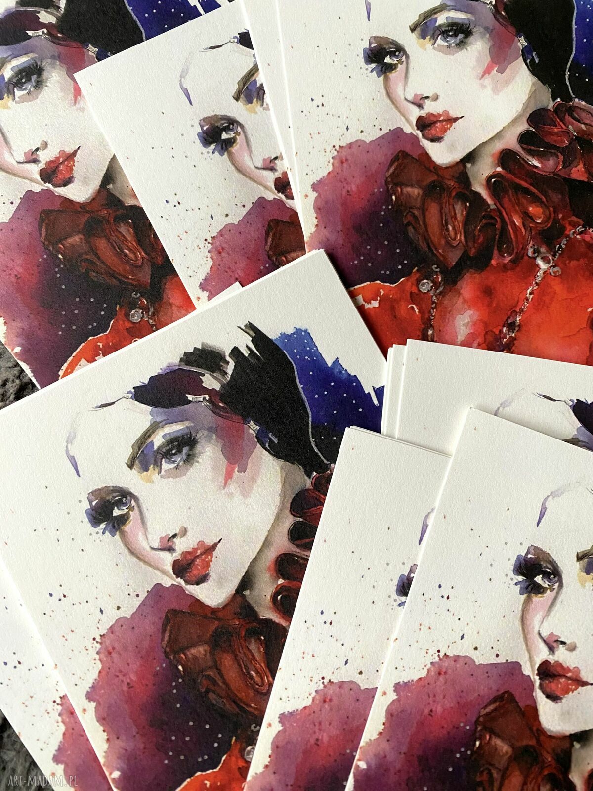 Muse 2 - pocztówkowy plakat z ilustracją modową i portretem kobiety