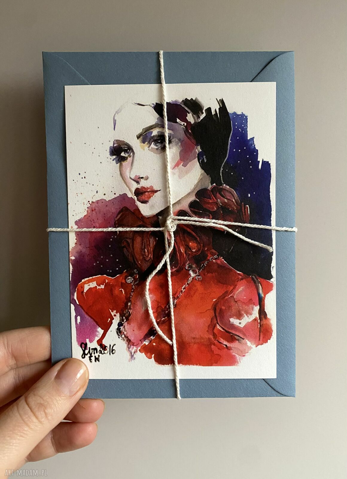Muse 2 - pocztówkowy plakat z ilustracją modową i portretem kobiety