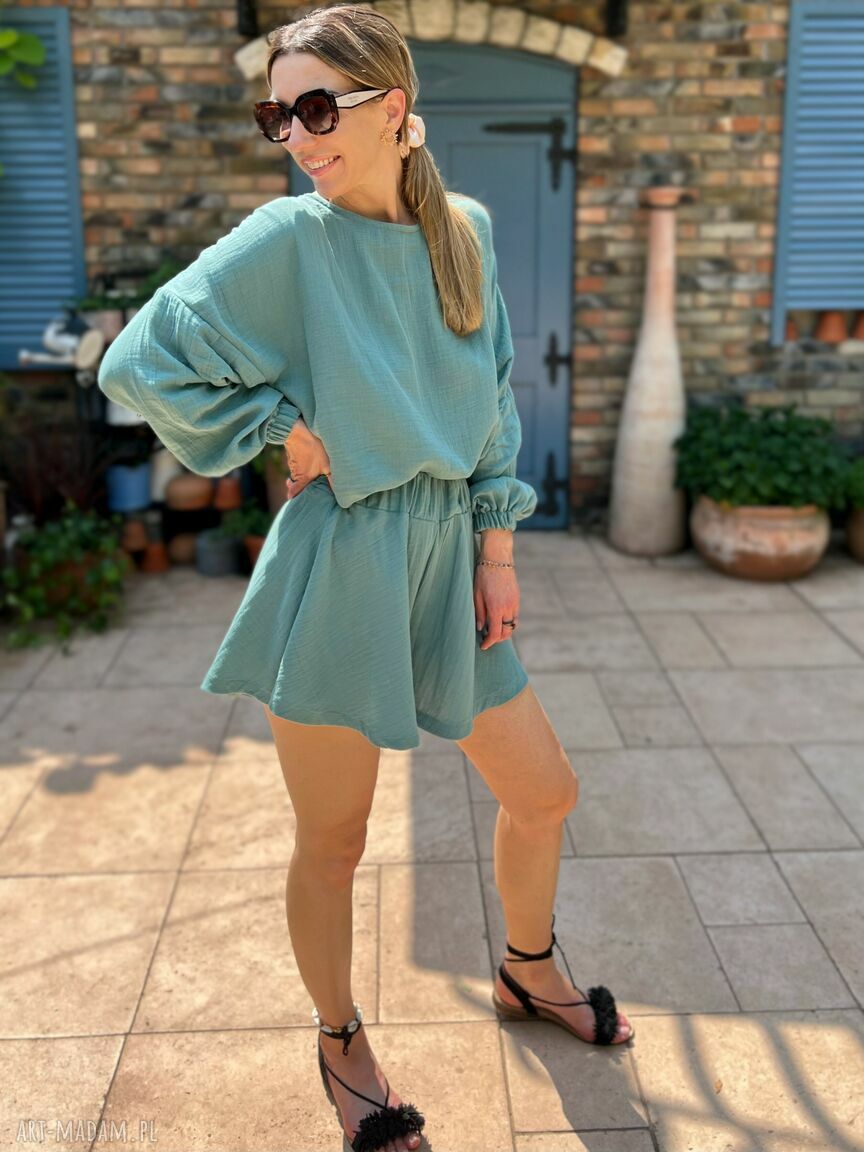 Muślinowy komplet mint boho: bluzka z odkrytymi plecami i szerokie spodenki