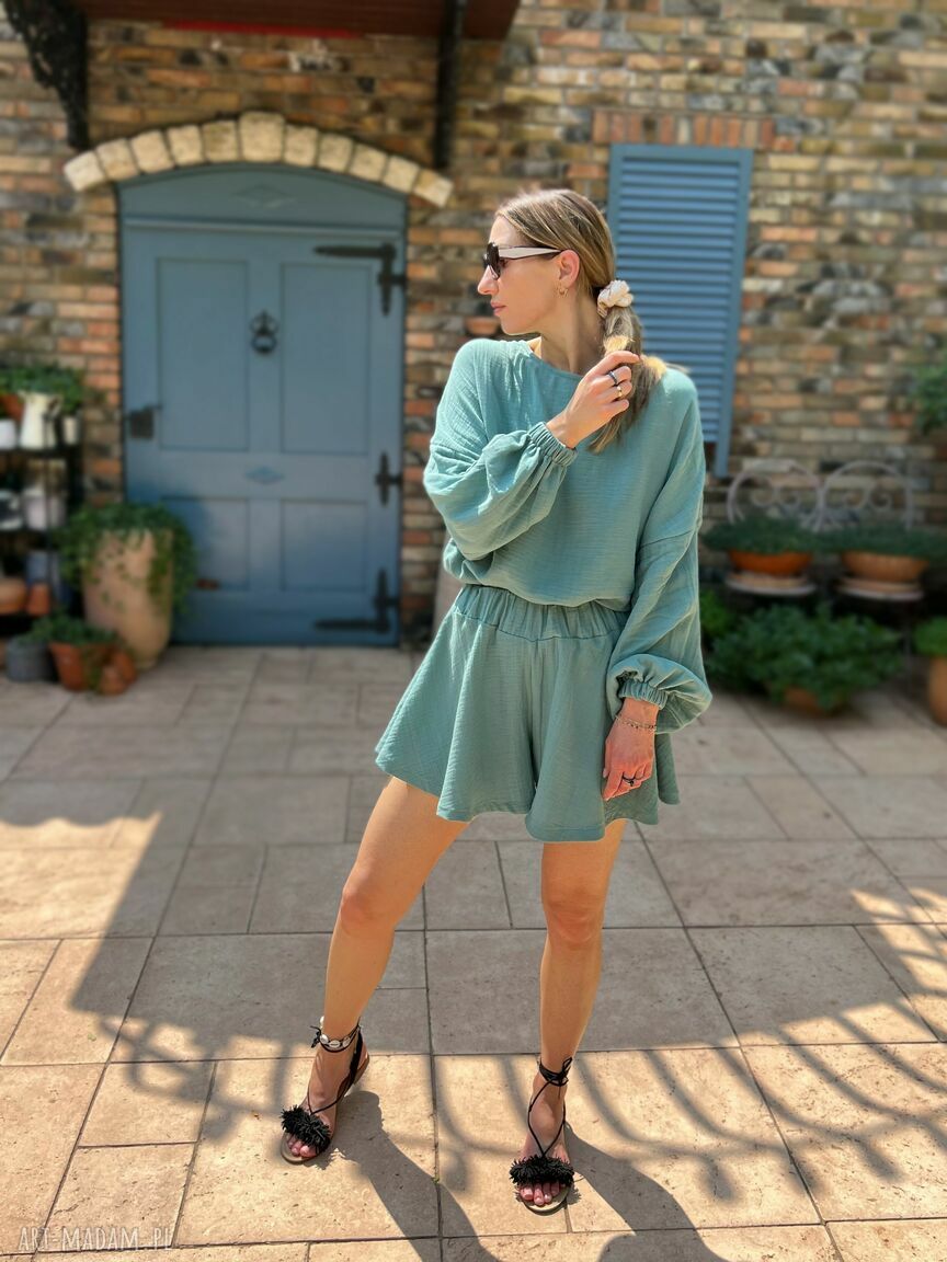 Muślinowy komplet mint boho: bluzka z odkrytymi plecami i szerokie spodenki