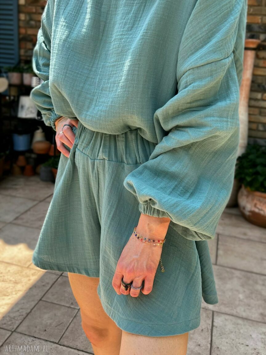 Muślinowy komplet mint boho: bluzka z odkrytymi plecami i szerokie spodenki