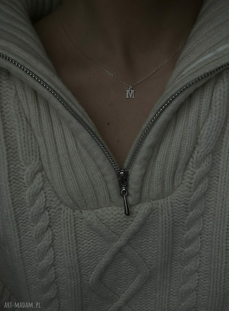 naszyjniki: Srebrny naszyjnik z małą literką HandMade