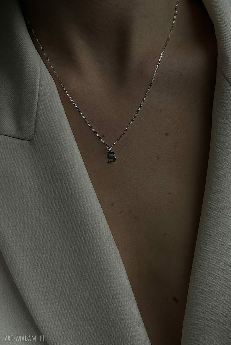 naszyjniki: Srebrny naszyjnik z małą literką HandMade