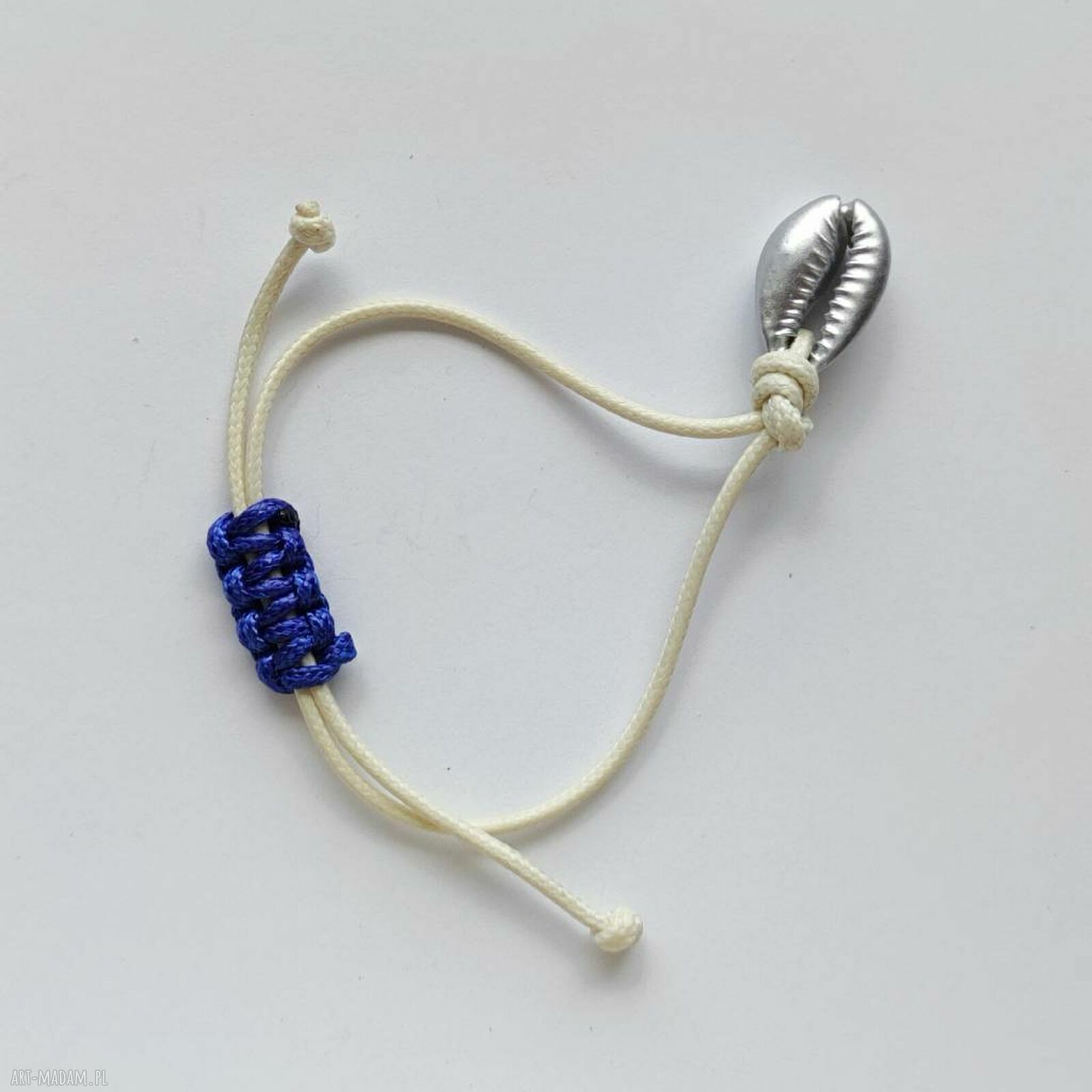 Regulowana bransoletka z muszlą kauri na ozdobnym sznurku - handmade