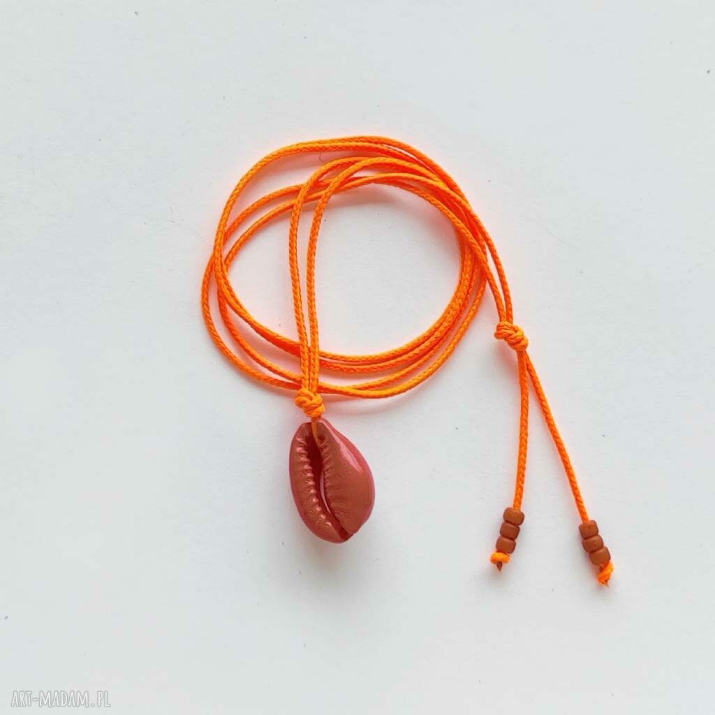 Wisiorek z muszli kauri 20 mm na ozdobnym sznurku