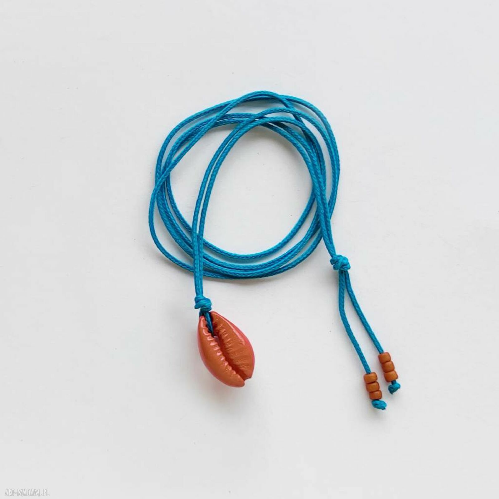 Wisiorek muszle Kauri handmade z ozdobnym sznurkiem