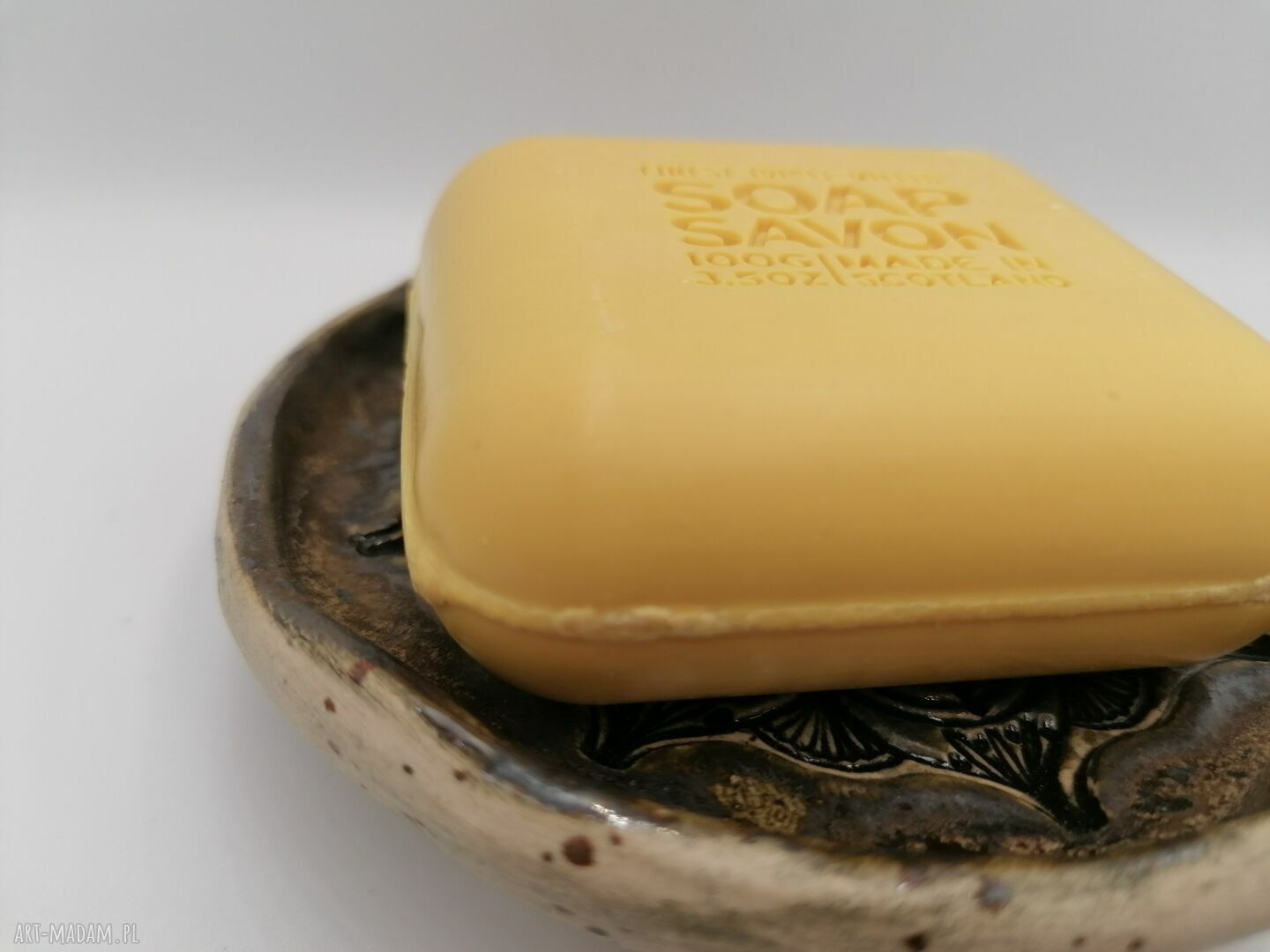 Mydelniczka 7 z gliny szamotowej - ceramika handmade z odpływem i nóżkami