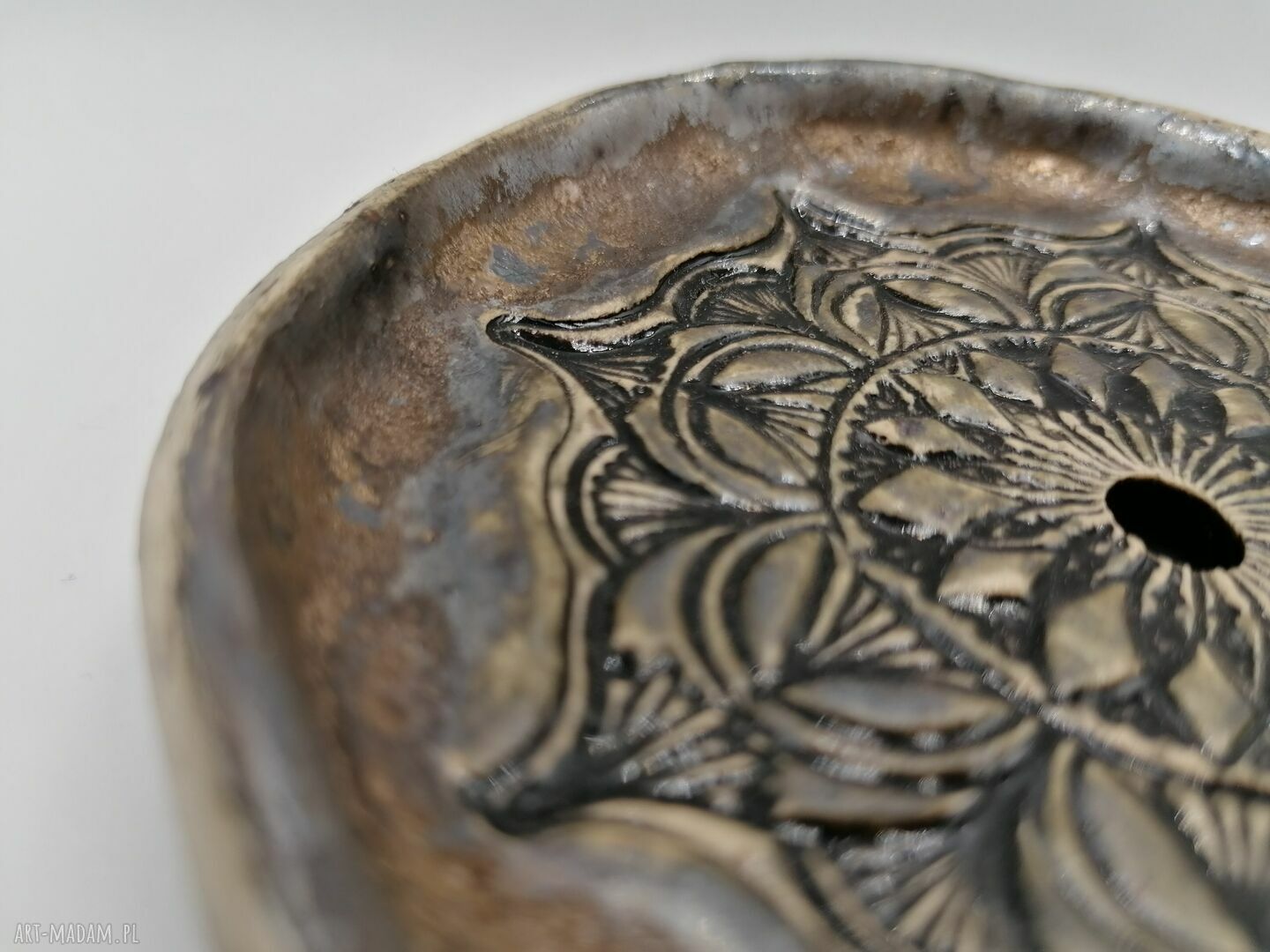 Mydelniczka 7 z gliny szamotowej - ceramika handmade z odpływem i nóżkami