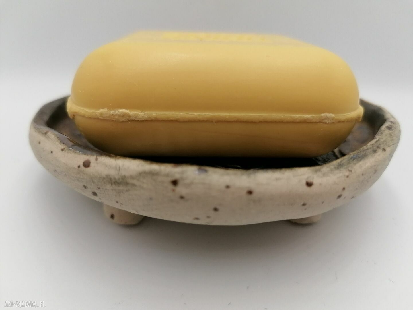 Mydelniczka 7 z gliny szamotowej - ceramika handmade z odpływem i nóżkami