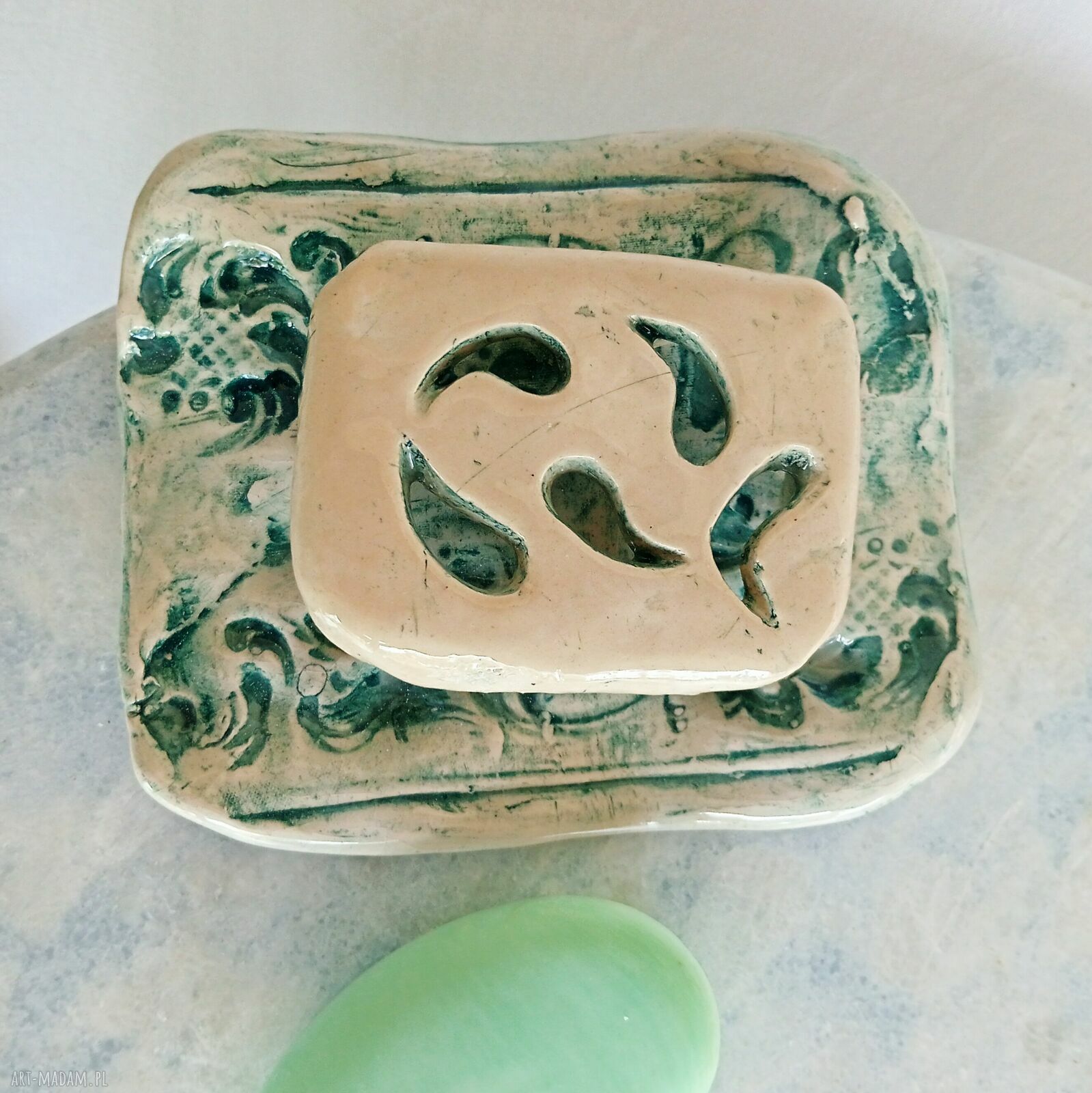 Mydelniczka ceramiczna w kolorze kości słoniowej z ozdobnym reliefem