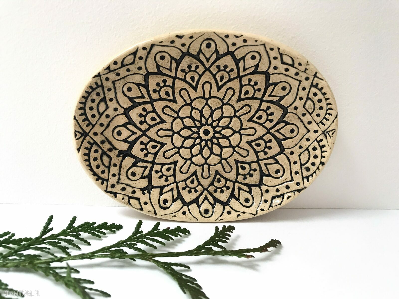 Ceramiczna mydelniczka handmade z dekoracyjną mandalą