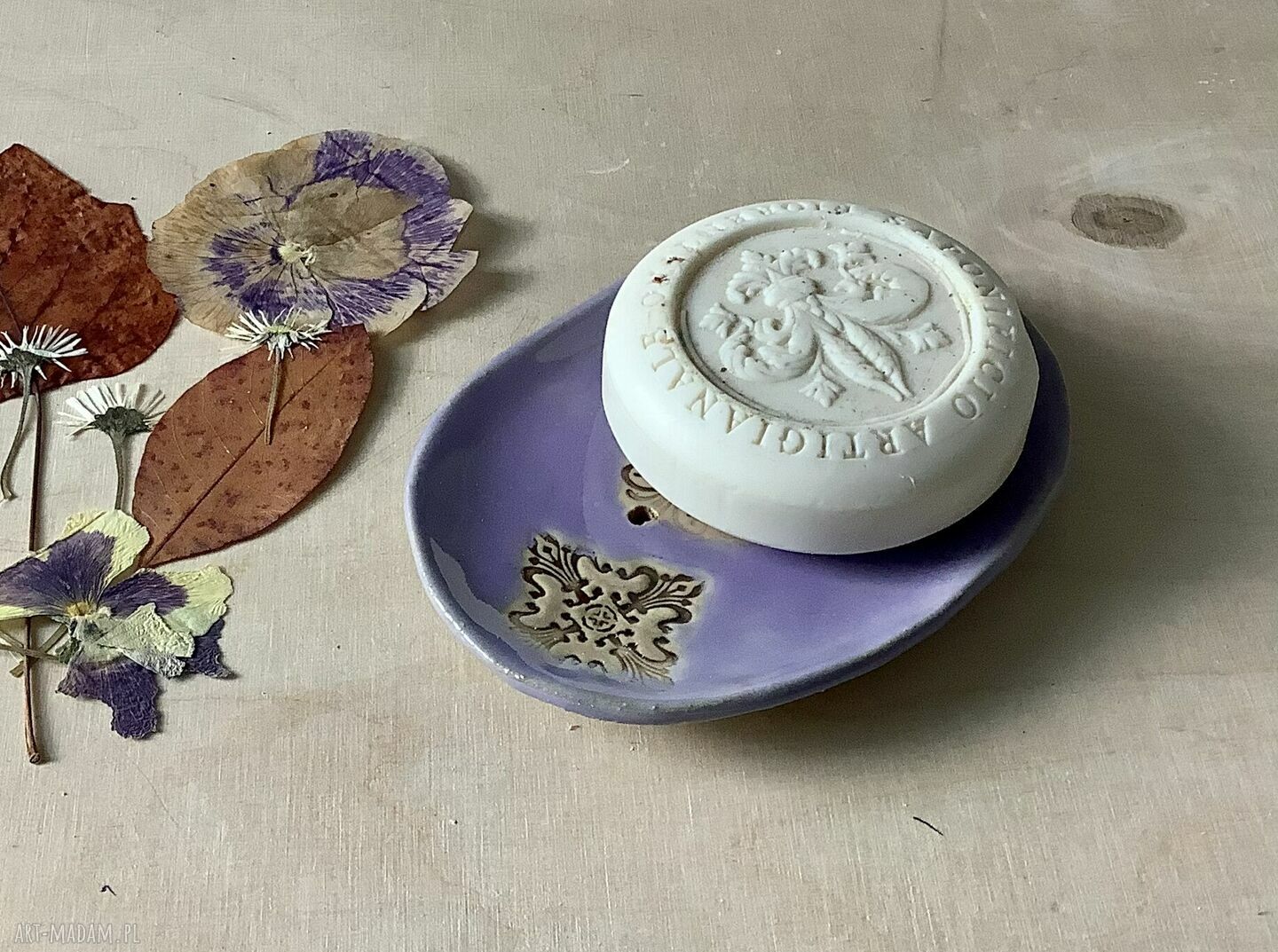 Ręcznie robiona fioletowa mydelniczka ceramiczna z odpływem
