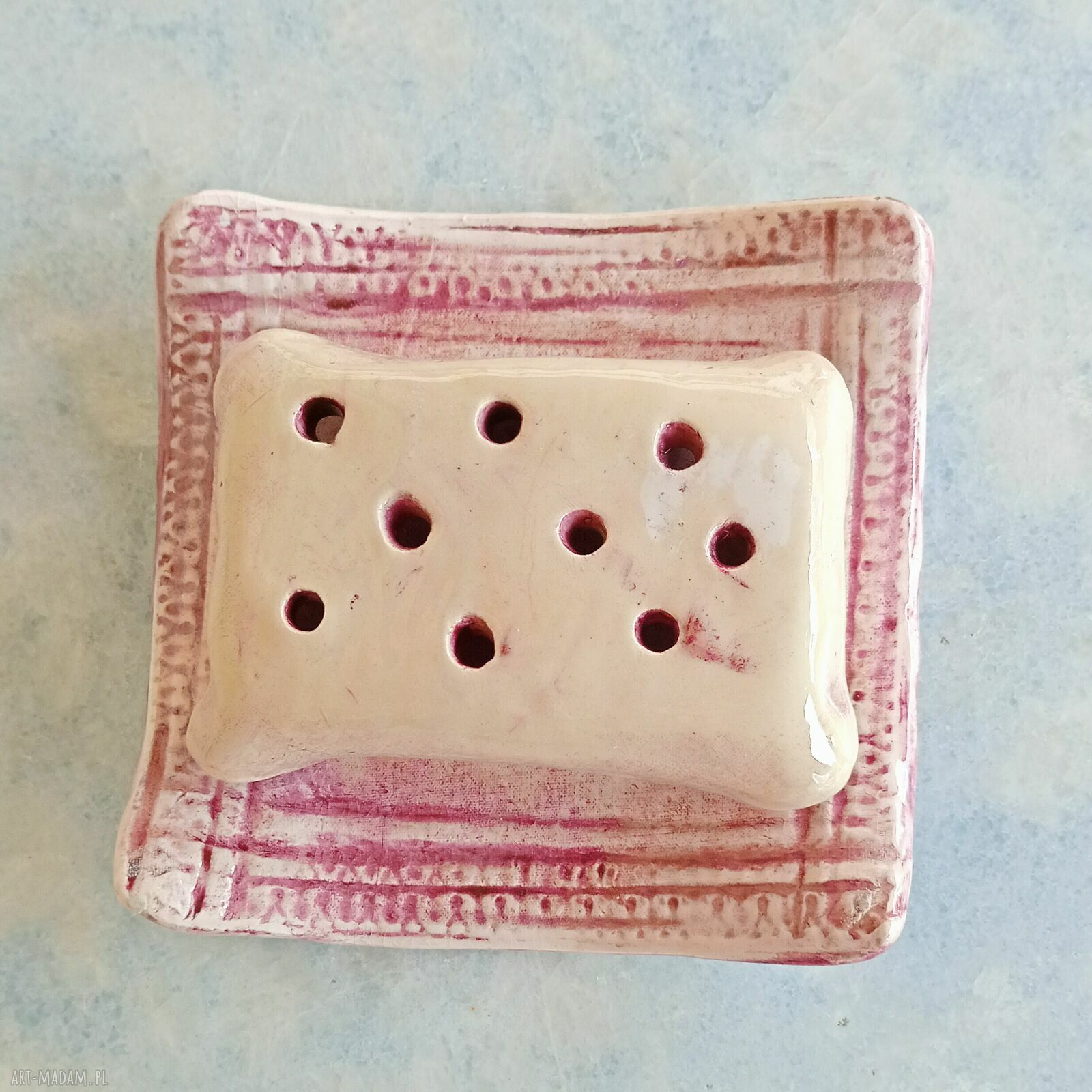 Mydelniczka ceramiczna pudrowy róż z koronkowym reliefem