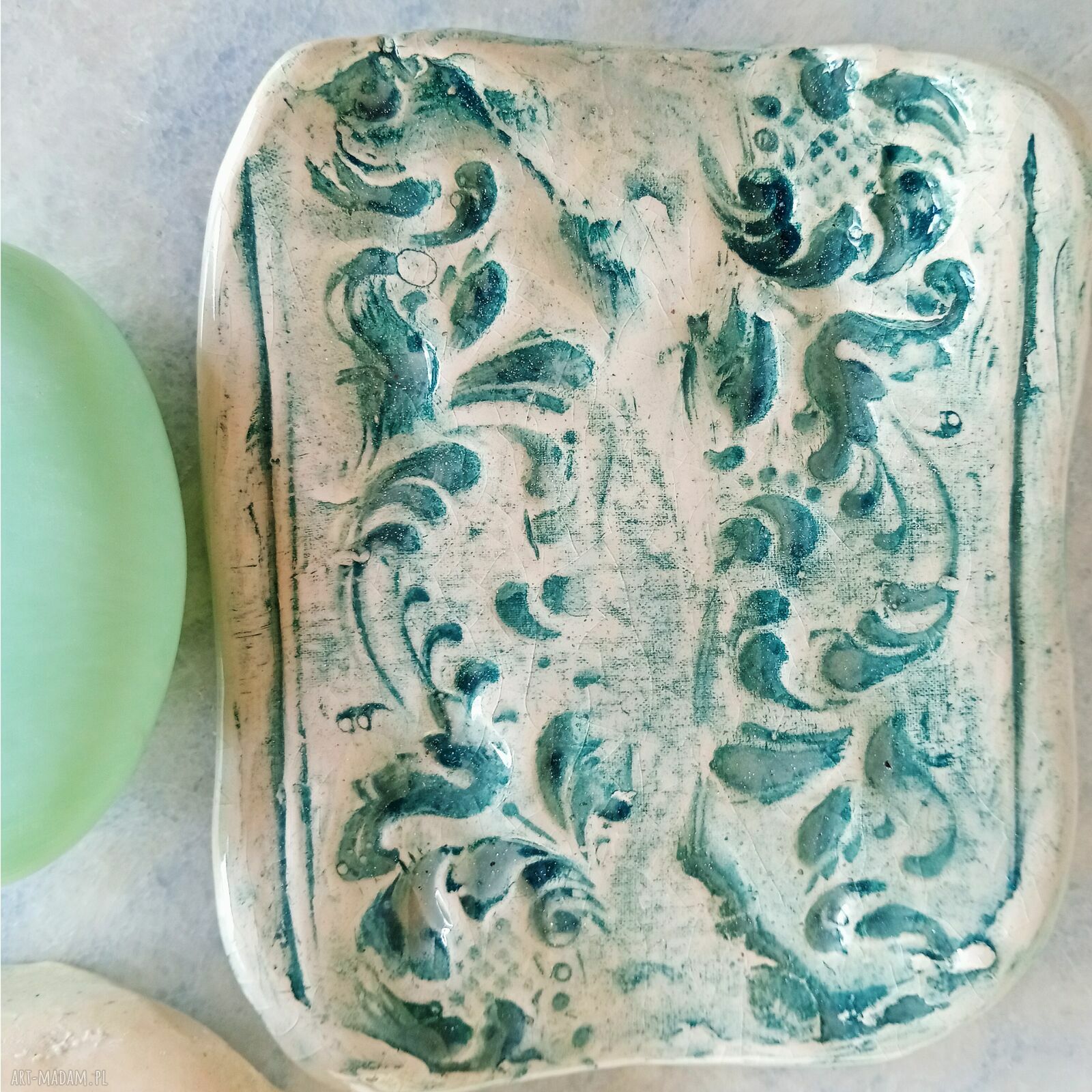 Mydelniczka ceramiczna w kolorze kości słoniowej z ozdobnym reliefem