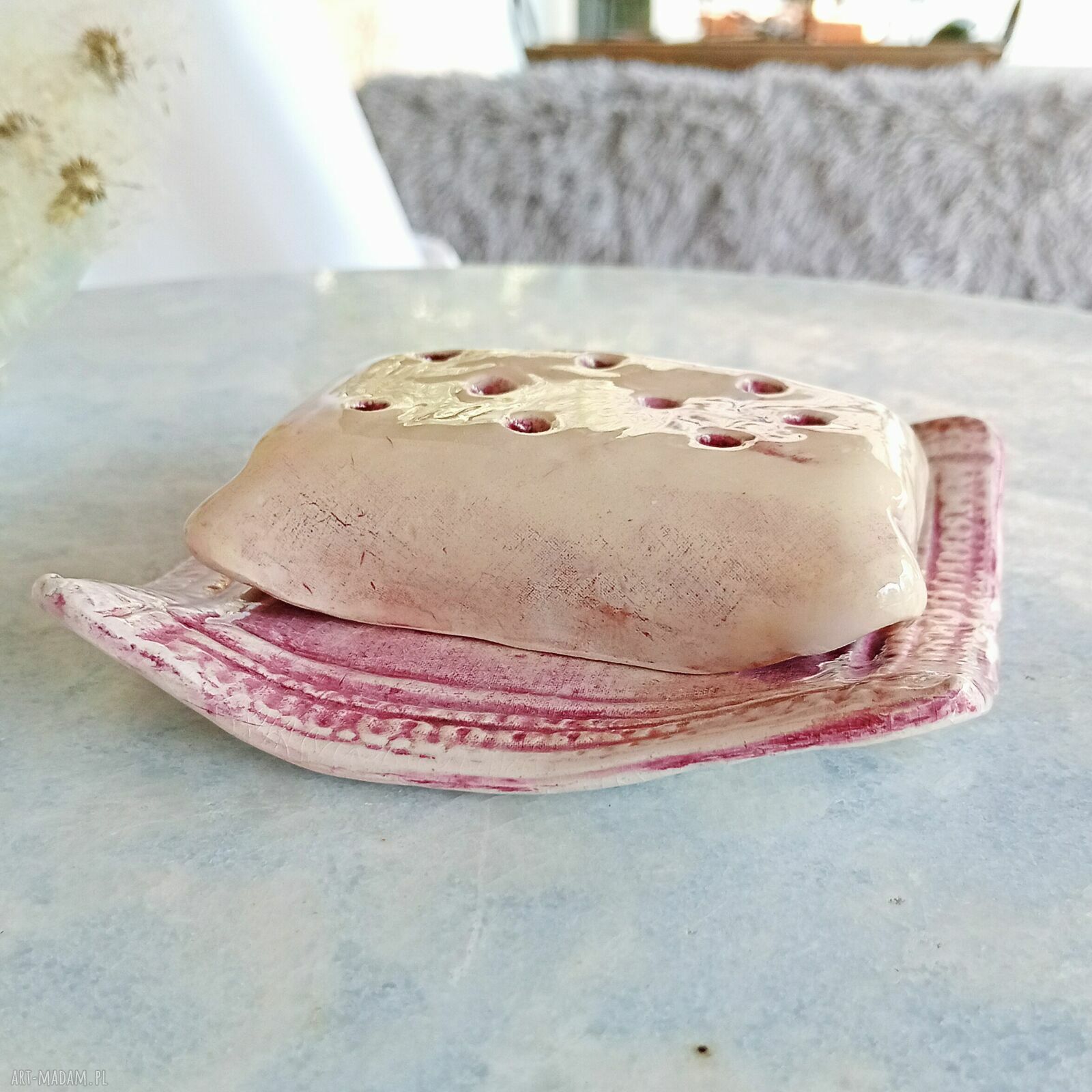 Mydelniczka ceramiczna pudrowy róż z koronkowym reliefem