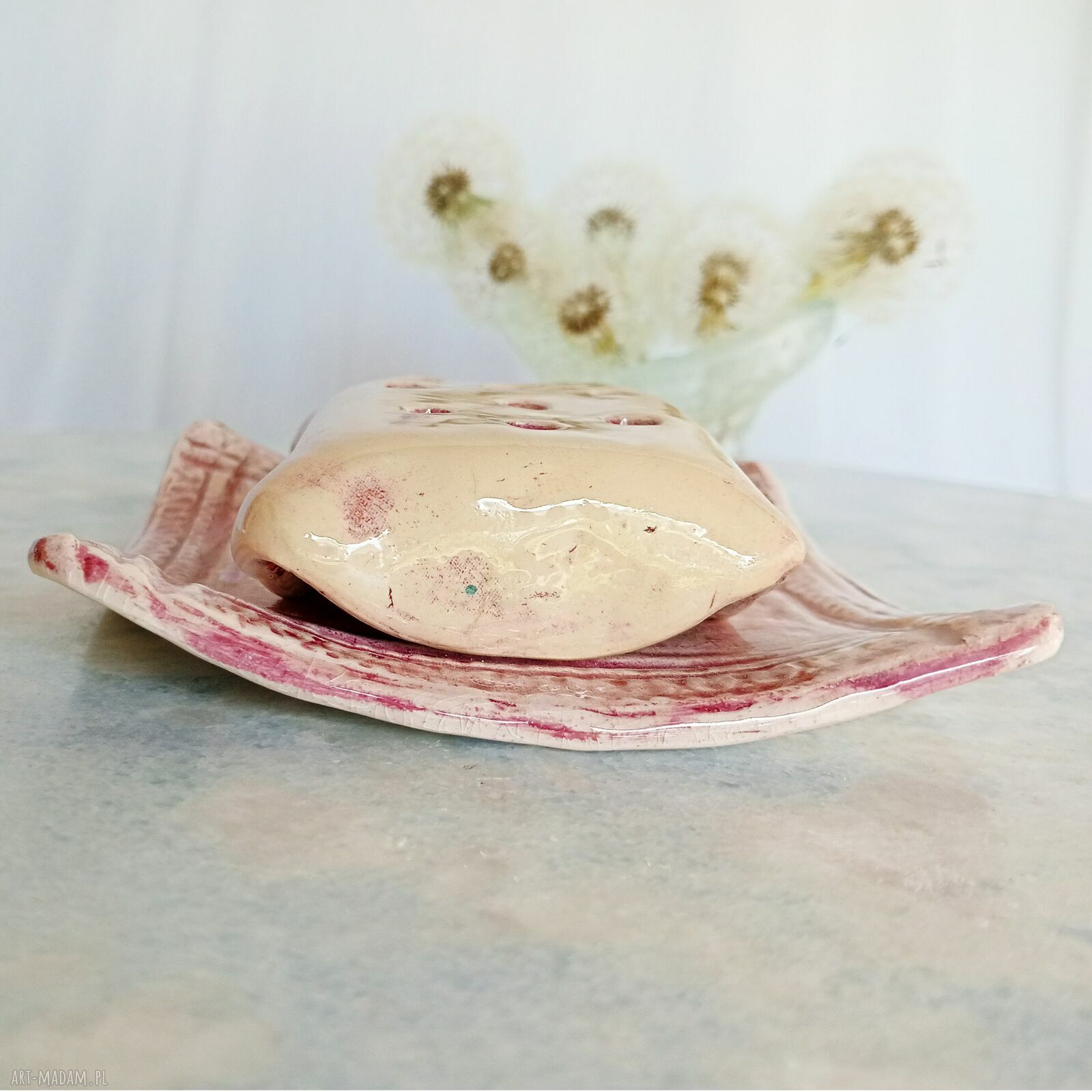 Mydelniczka ceramiczna pudrowy róż z koronkowym reliefem