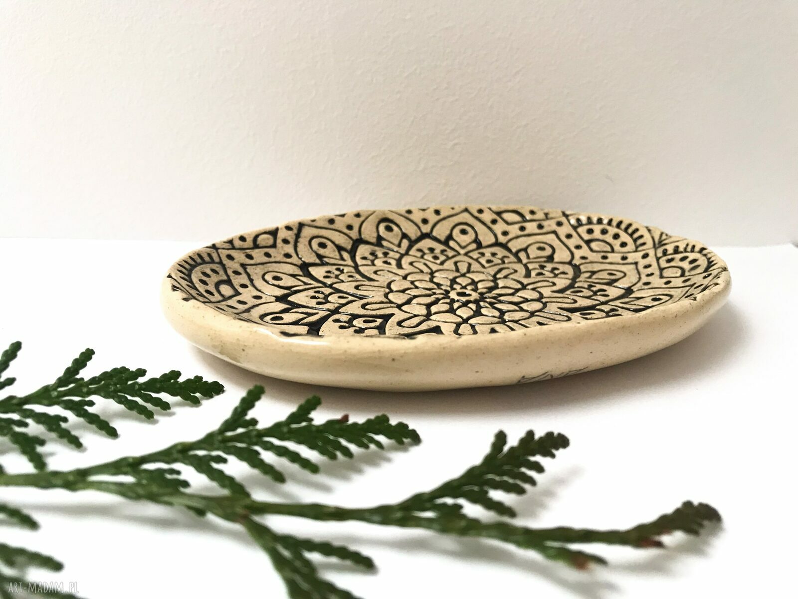Ceramiczna mydelniczka handmade z dekoracyjną mandalą
