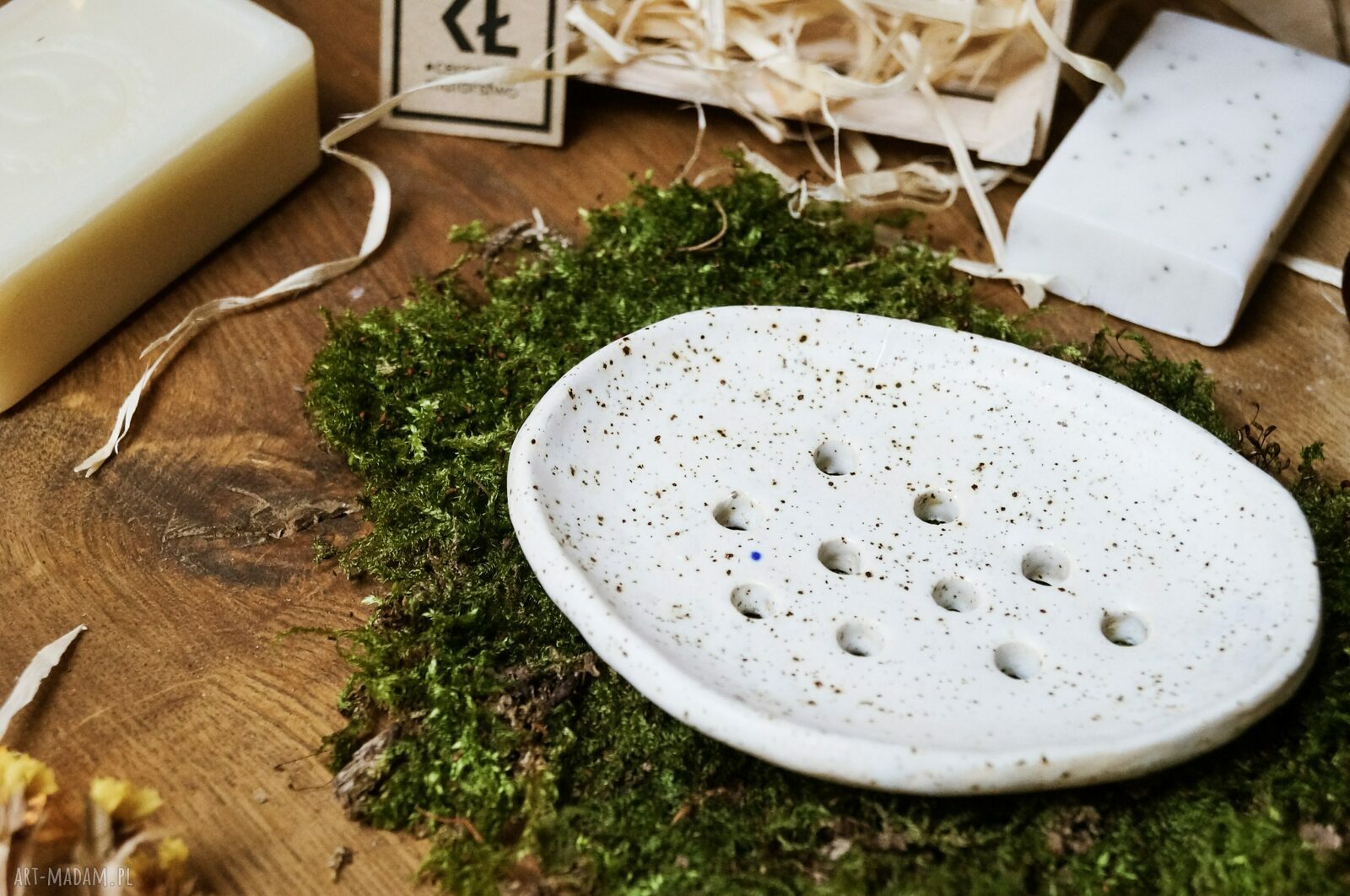 Biała mydelniczka ceramiczna w kształcie elipsy - wypalana dwukrotnie