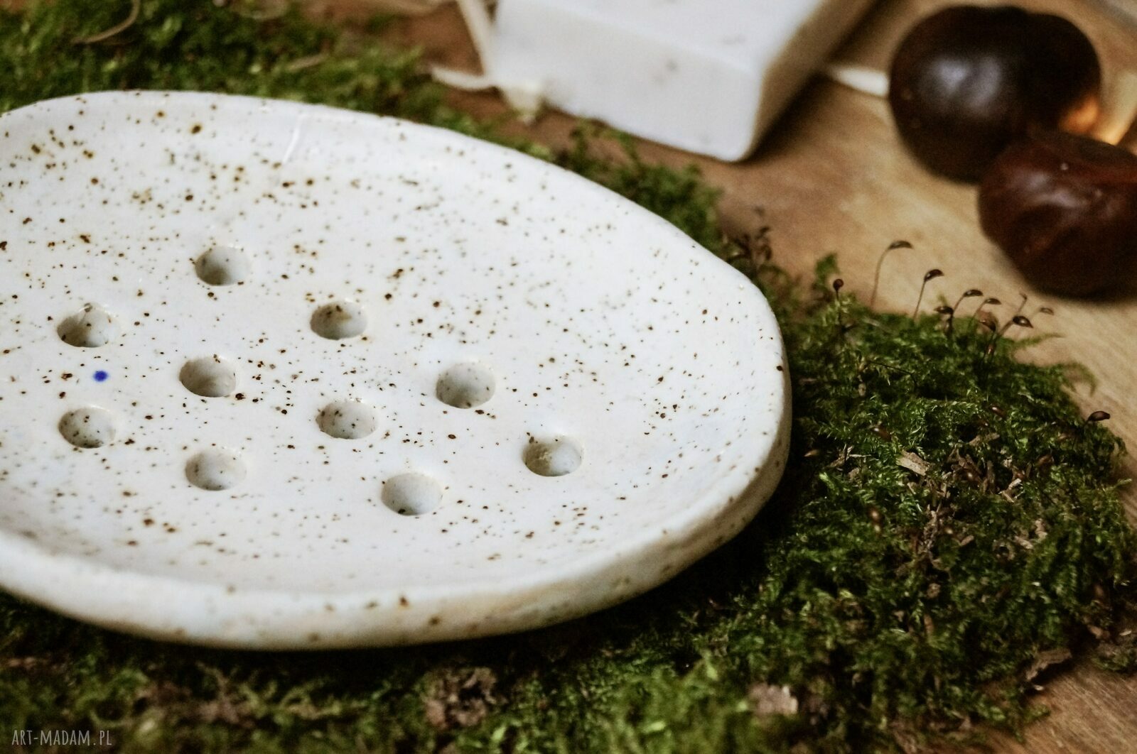 Biała mydelniczka ceramiczna w kształcie elipsy - wypalana dwukrotnie