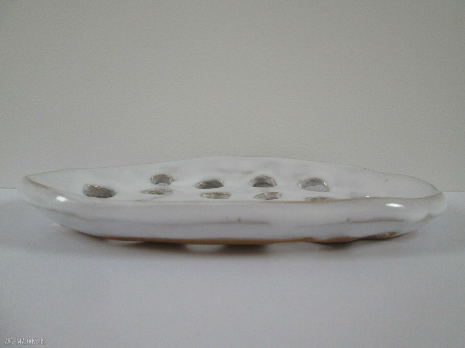 Biała ceramiczna mydelniczka handmade z dekoracyjnymi otworami