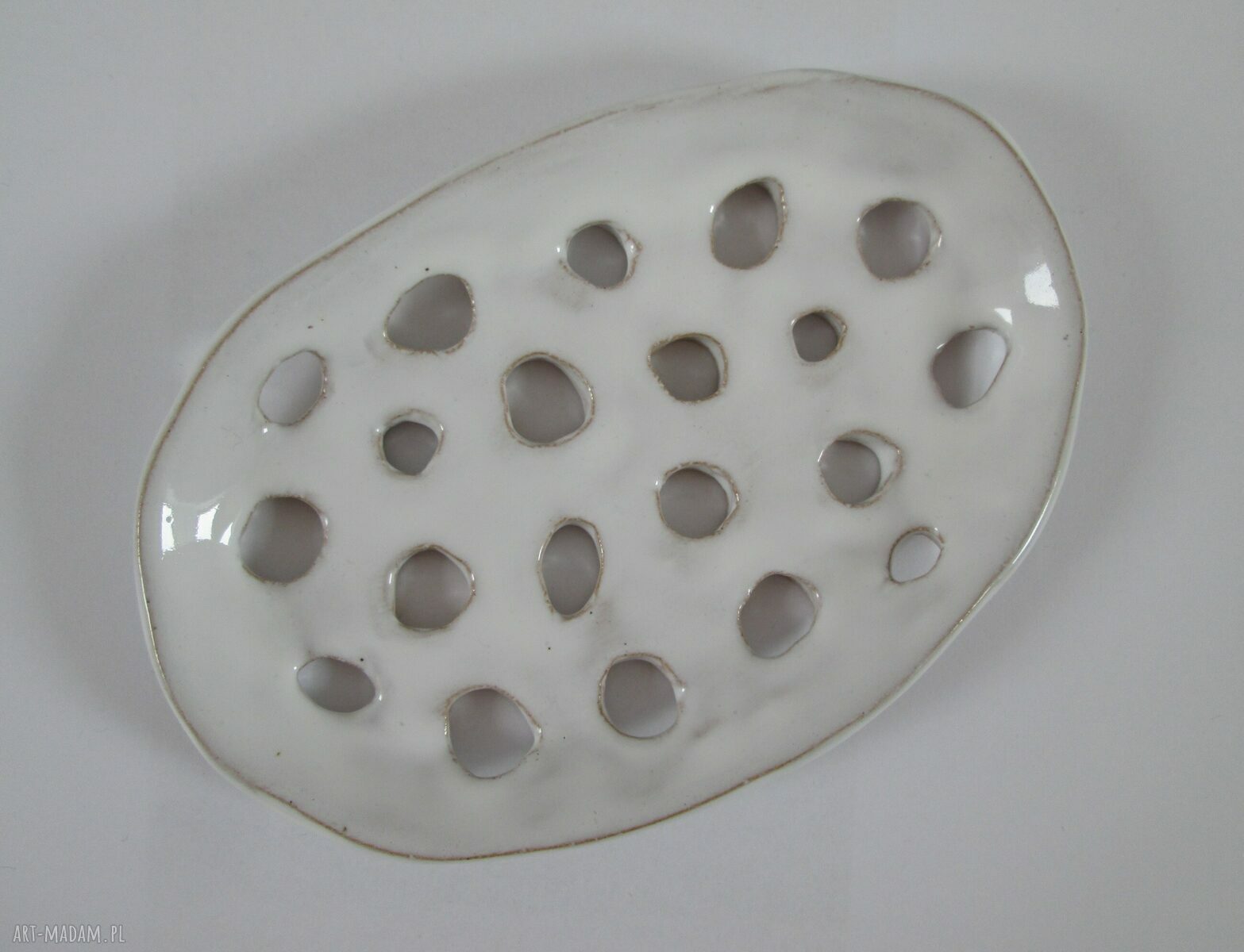 Biała ceramiczna mydelniczka handmade z dekoracyjnymi otworami