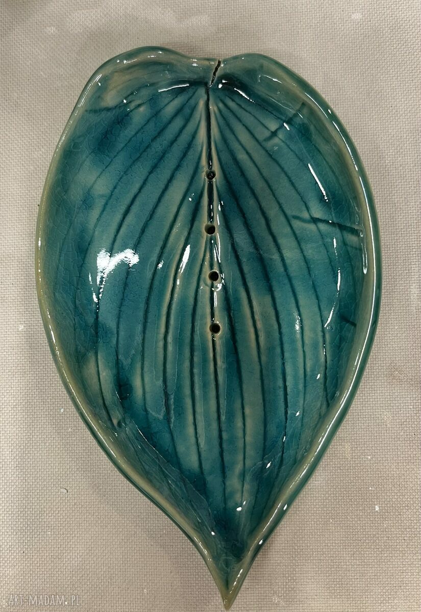 Mydelniczka handmade z turkusowej ceramiki w kształcie liścia