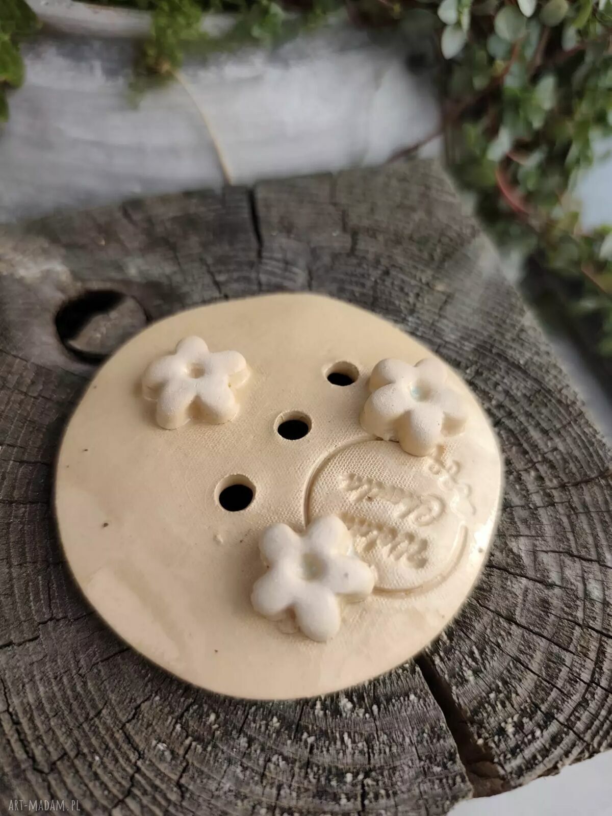 Okrągła ceramiczna mydelniczka z lawendą
