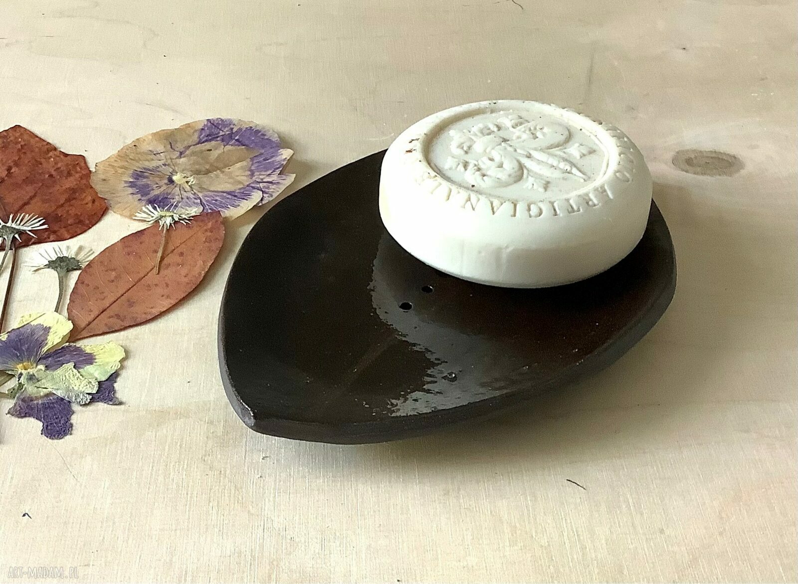 Mydelniczka Saute - ręcznie robiona z ciemnej gliny, czarna ceramiczna