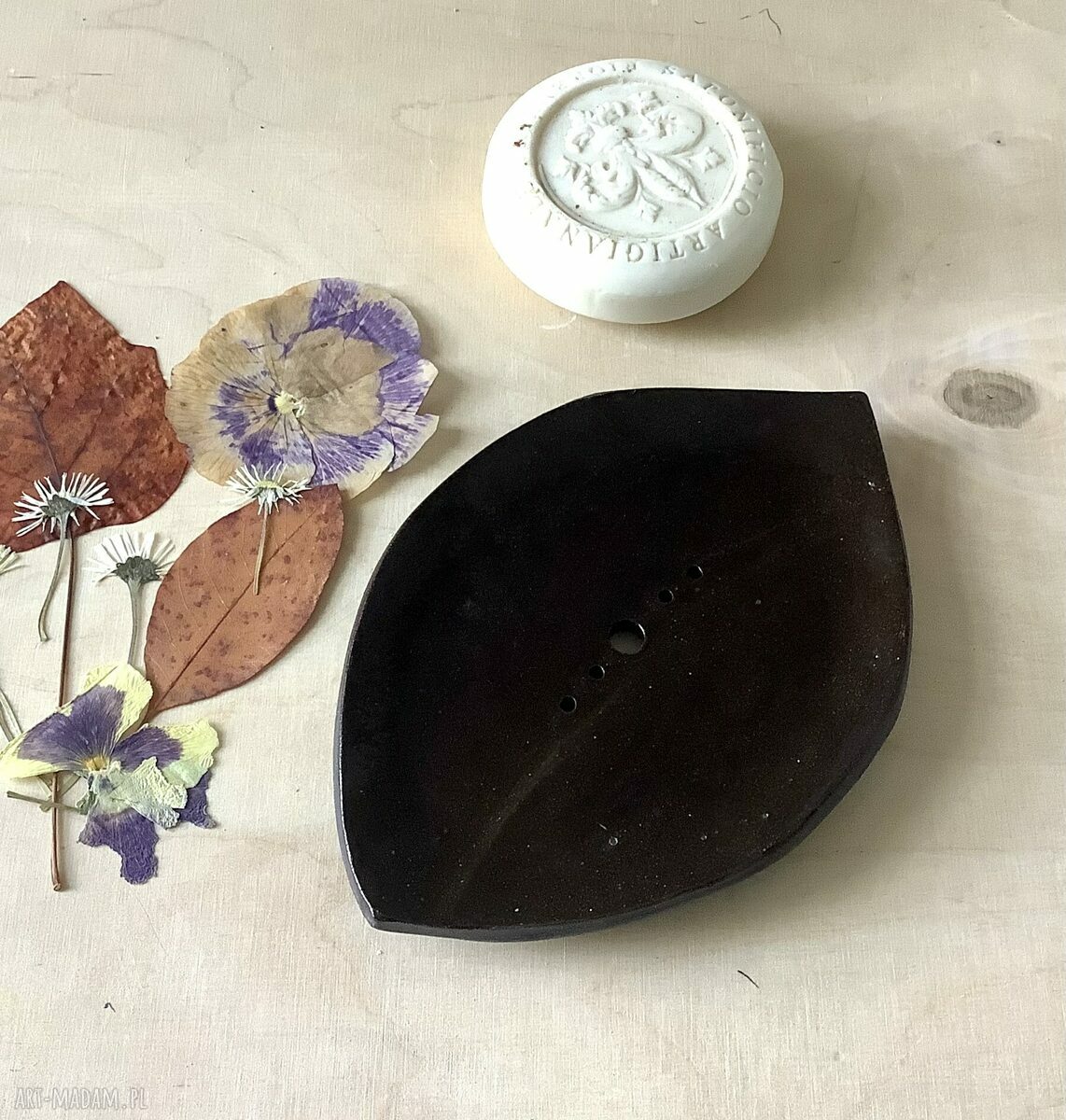 Mydelniczka Saute - ręcznie robiona z ciemnej gliny, czarna ceramiczna