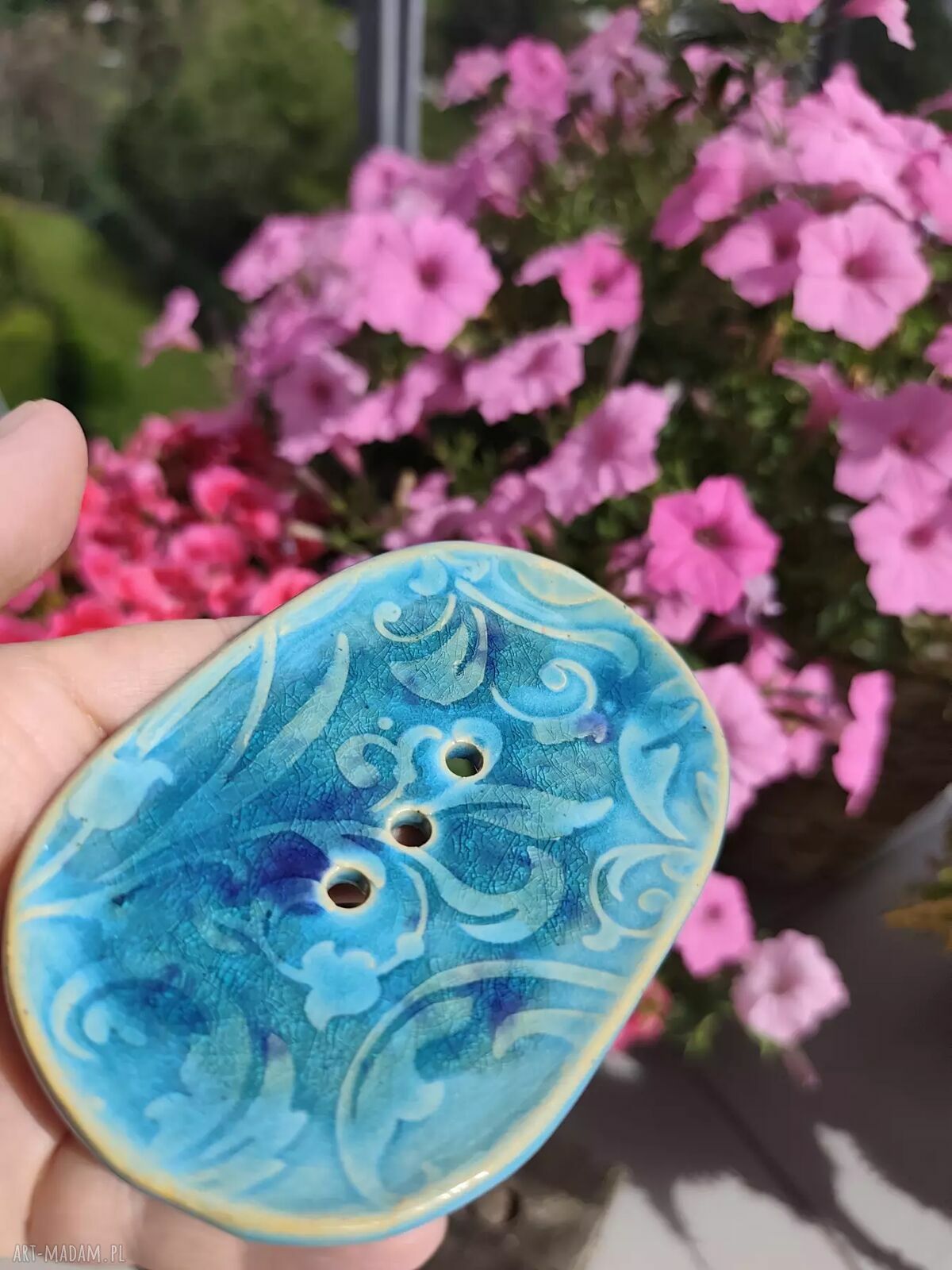 Turkusowa mydelniczka ceramiczna z romantycznym wzorem