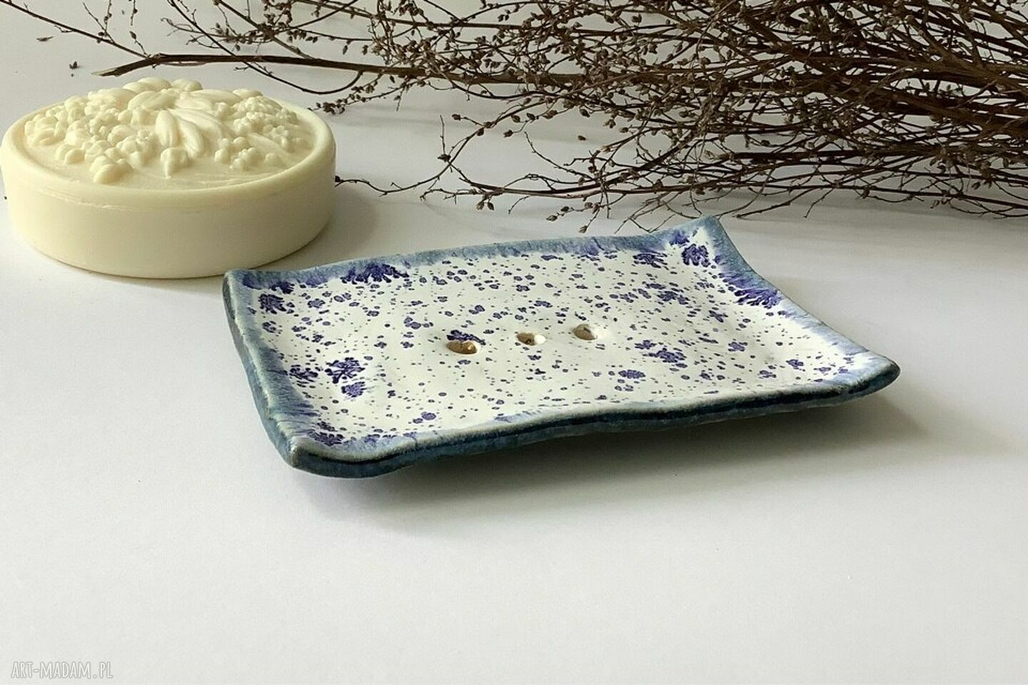 Mydelniczka ceramiczna „W ciapki” do łazienki - z odpływem i glinianymi nóżkami