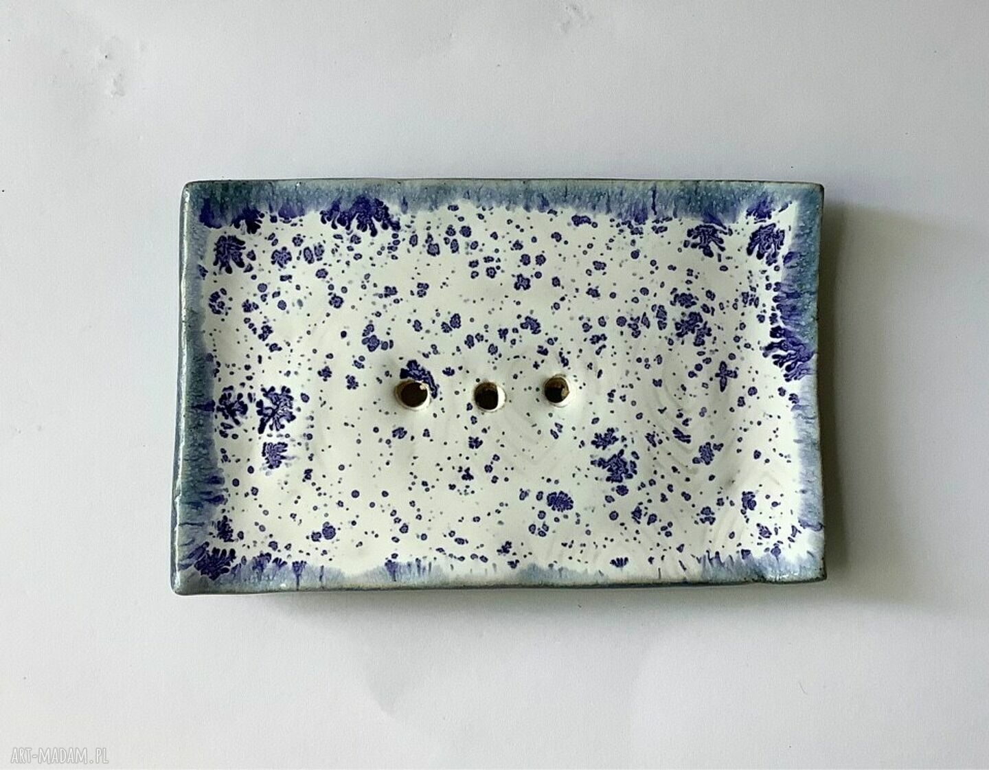 Mydelniczka ceramiczna „W ciapki” do łazienki - z odpływem i glinianymi nóżkami