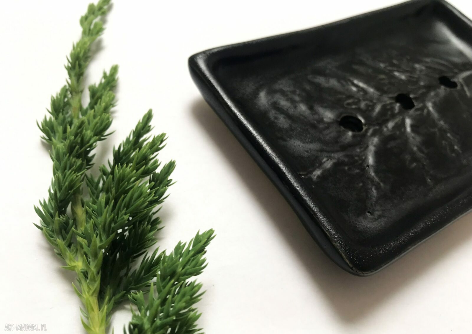 Czarna ceramiczna mydelniczka z naturalnym odciskiem tui