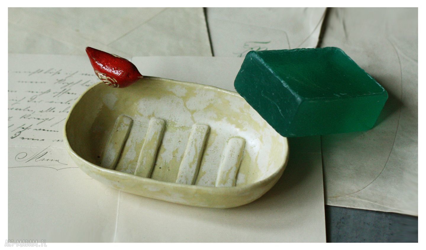 Mydelniczka ceramiczna z czerwonym ptaszkiem - ręcznie robiona ceramika