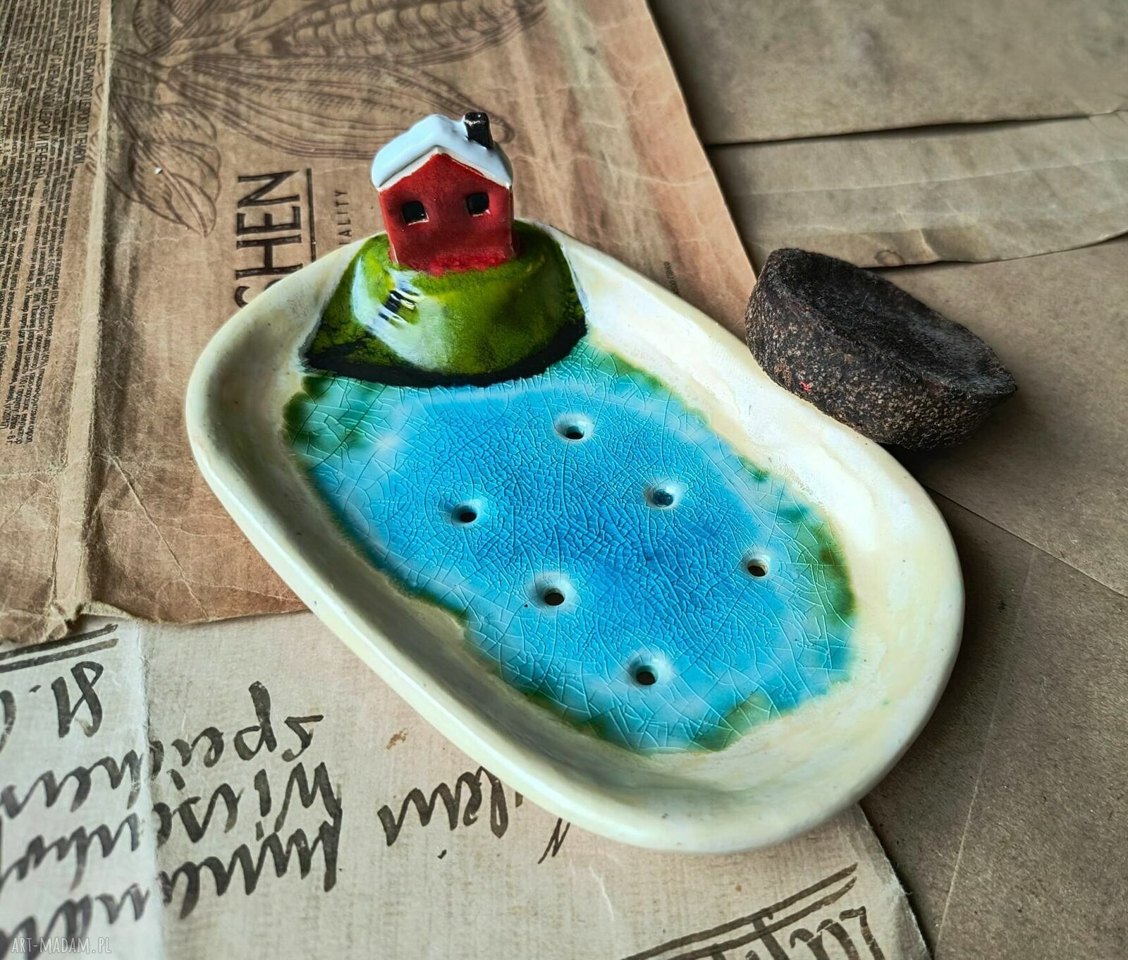 Mydelniczka z domkiem i skarpą - ceramiczna z zatopionym szkłem