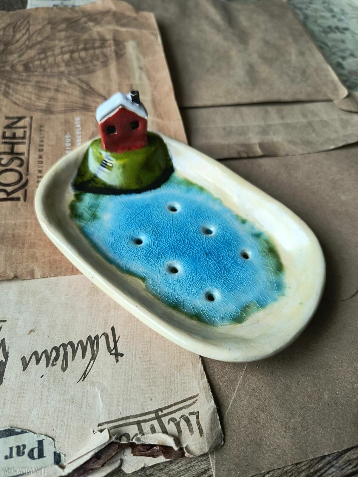 Mydelniczka z domkiem i skarpą - ceramiczna z zatopionym szkłem