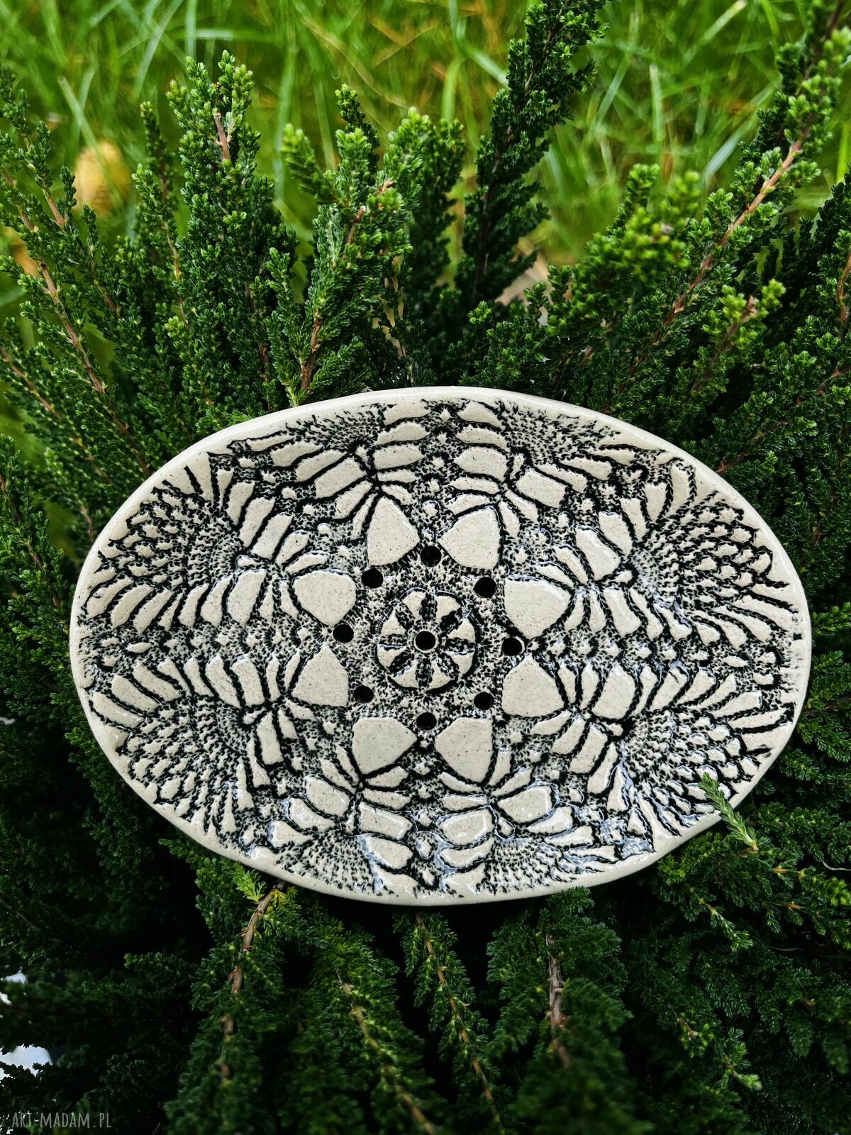 Ceramiczna mydelniczka z koronkowym wzorem