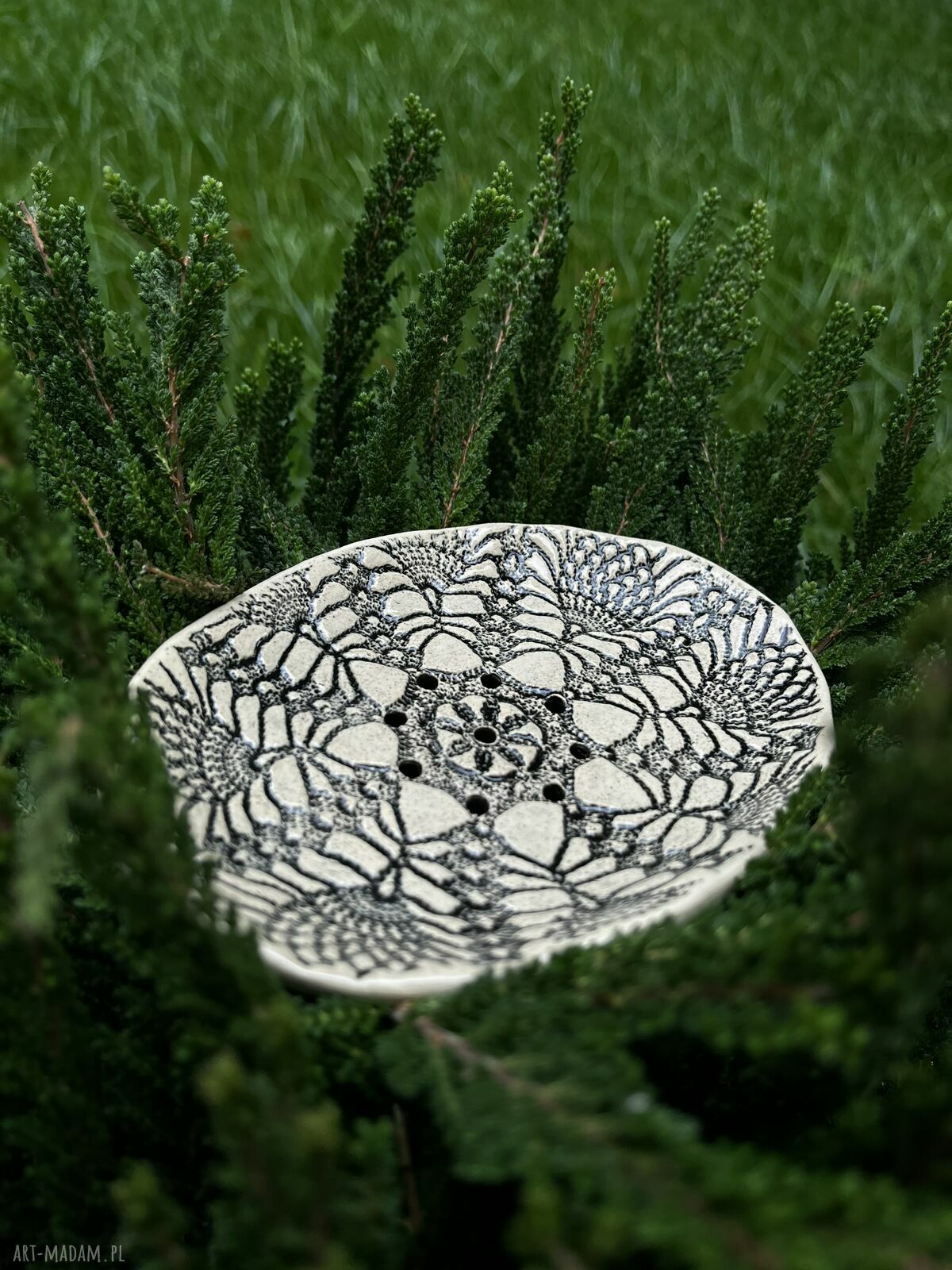 Ceramiczna mydelniczka z koronkowym wzorem