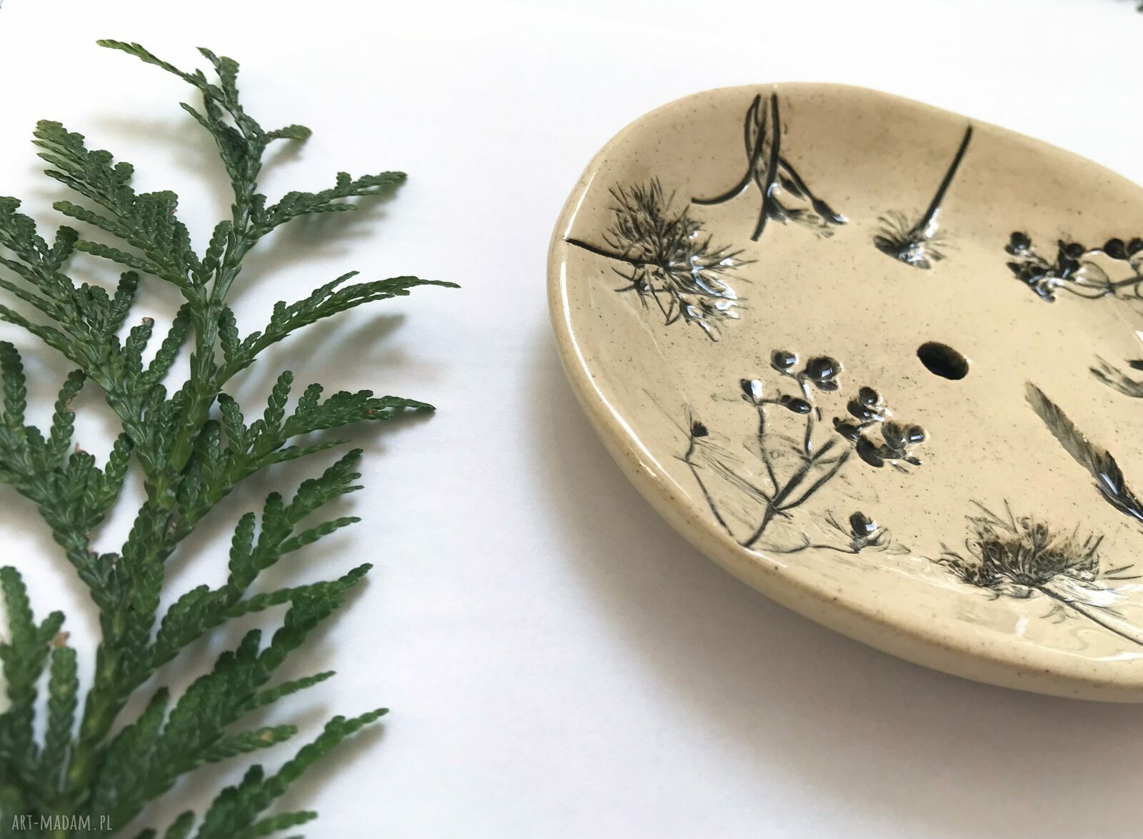 Ceramiczna mydelniczka z roślinnym wzorem
